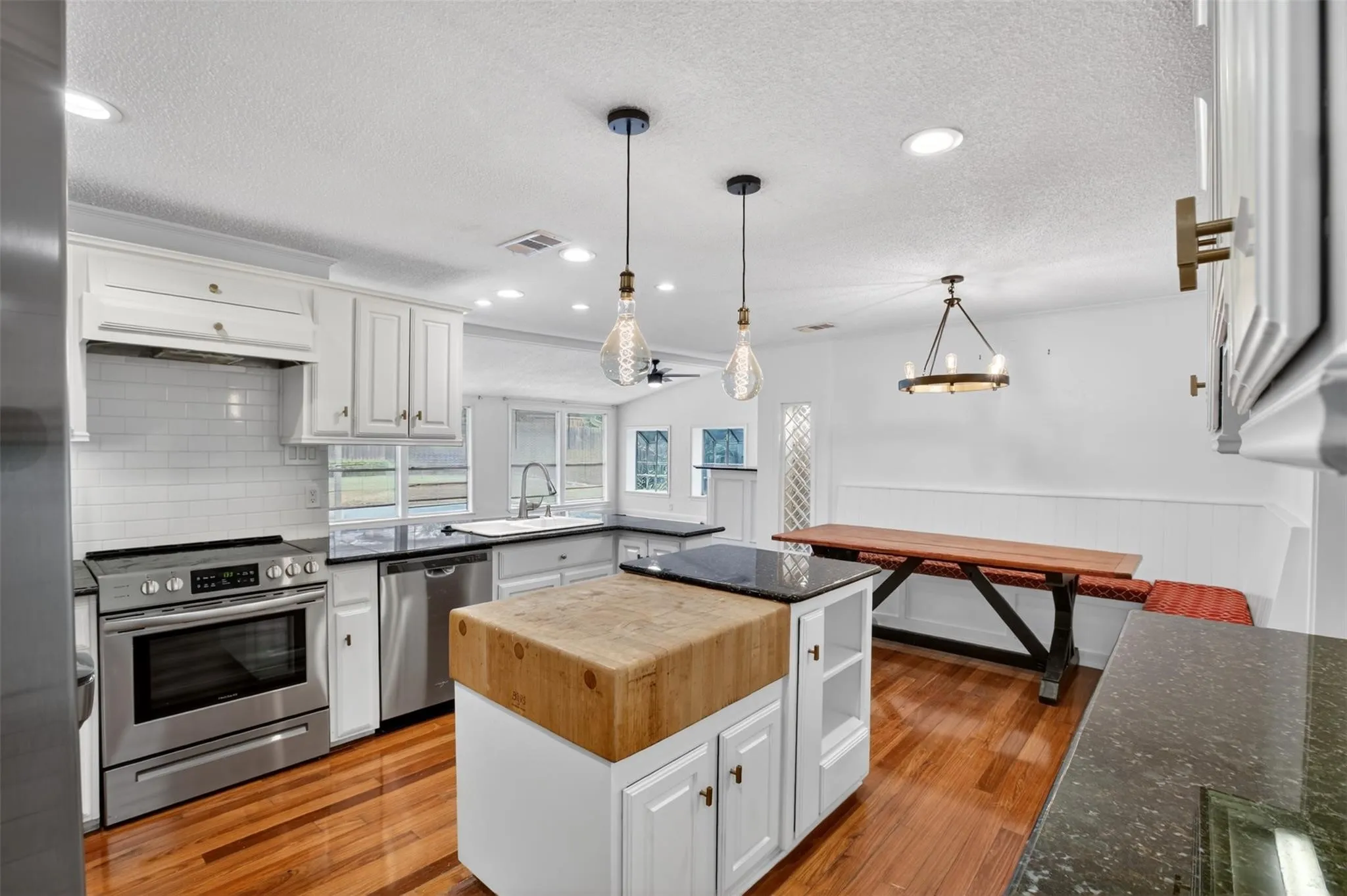 Single Family Residence For Sale in Dallas County , 9551 Highedge Drive, Dallas, Texas 75238, 4 Bedroom, 3 Bathroom, 2 Garage spaces, 2,954 Sqft, built in 1963, mls#21407549, Real Estate Agent in Dallas, Homes For Sale in Dallas county, Homes For Sale in Dallas, Realtor in Dallas Texas, Real Estate Brokerage Independent Realty Texas, Luminita Cordes Realtor