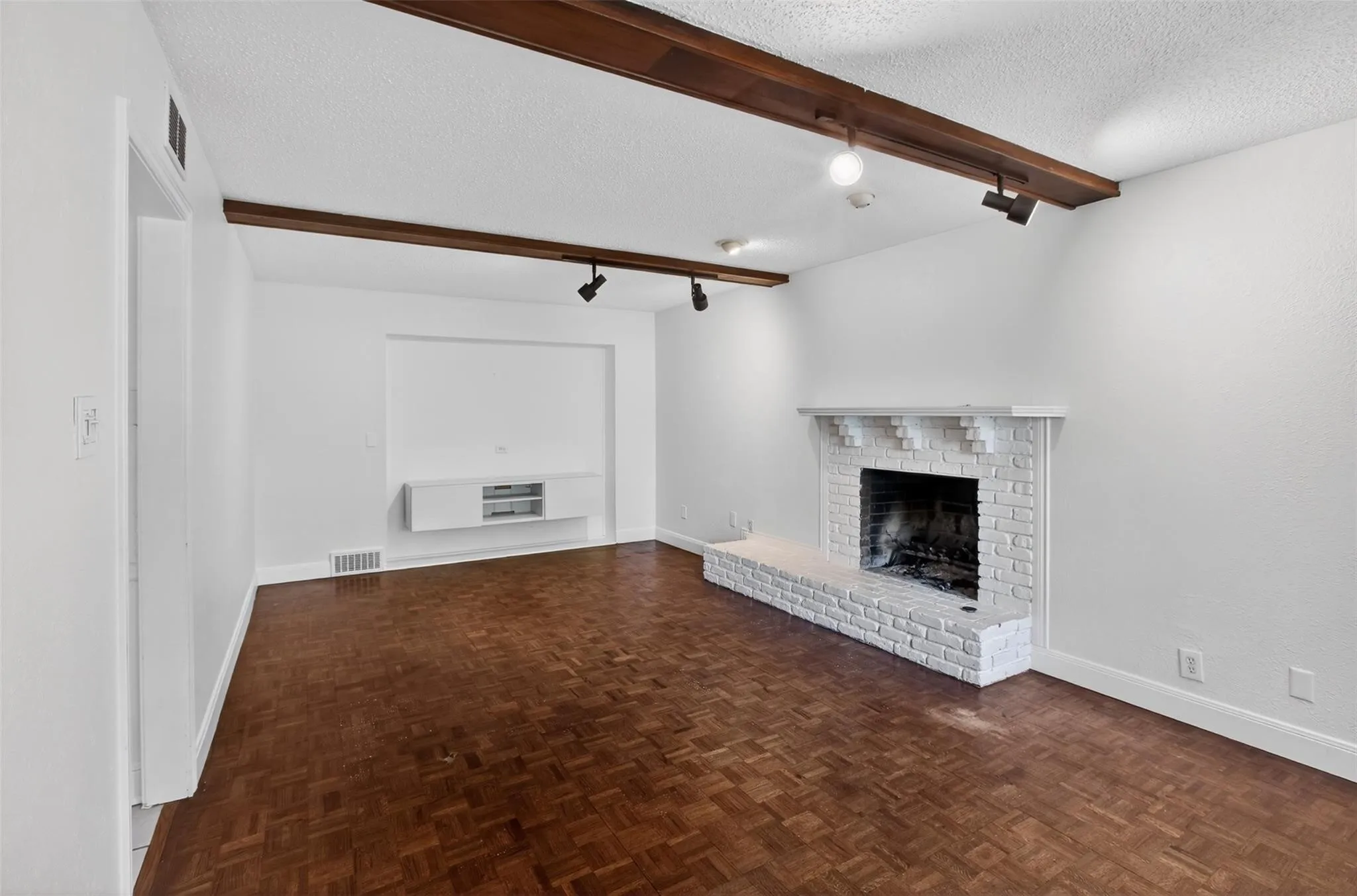 Single Family Residence For Sale in Dallas County , 9551 Highedge Drive, Dallas, Texas 75238, 4 Bedroom, 3 Bathroom, 2 Garage spaces, 2,954 Sqft, built in 1963, mls#21407549, Real Estate Agent in Dallas, Homes For Sale in Dallas county, Homes For Sale in Dallas, Realtor in Dallas Texas, Real Estate Brokerage Independent Realty Texas, Luminita Cordes Realtor