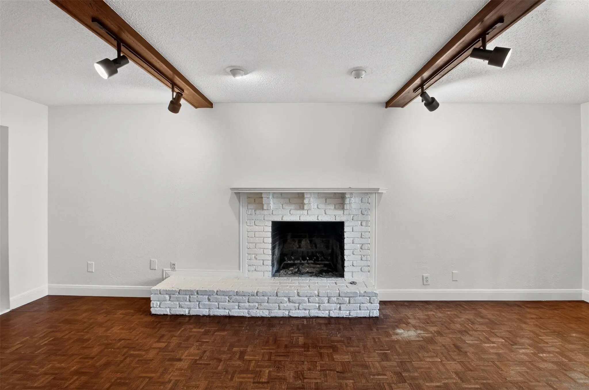 Single Family Residence For Sale in Dallas County , 9551 Highedge Drive, Dallas, Texas 75238, 4 Bedroom, 3 Bathroom, 2 Garage spaces, 2,954 Sqft, built in 1963, mls#21407549, Real Estate Agent in Dallas, Homes For Sale in Dallas county, Homes For Sale in Dallas, Realtor in Dallas Texas, Real Estate Brokerage Independent Realty Texas, Luminita Cordes Realtor