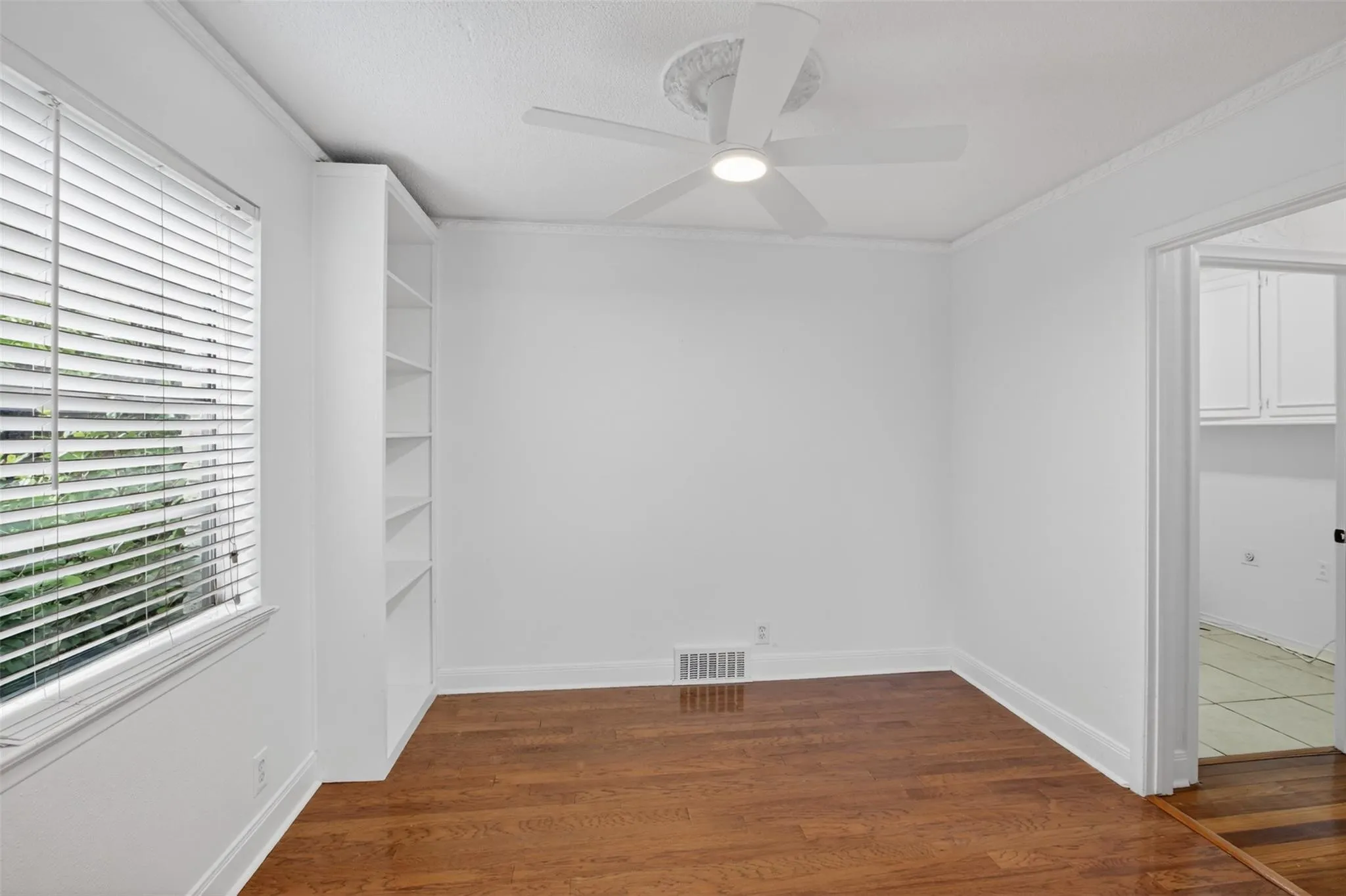 Single Family Residence For Sale in Dallas County , 9551 Highedge Drive, Dallas, Texas 75238, 4 Bedroom, 3 Bathroom, 2 Garage spaces, 2,954 Sqft, built in 1963, mls#21407549, Real Estate Agent in Dallas, Homes For Sale in Dallas county, Homes For Sale in Dallas, Realtor in Dallas Texas, Real Estate Brokerage Independent Realty Texas, Luminita Cordes Realtor