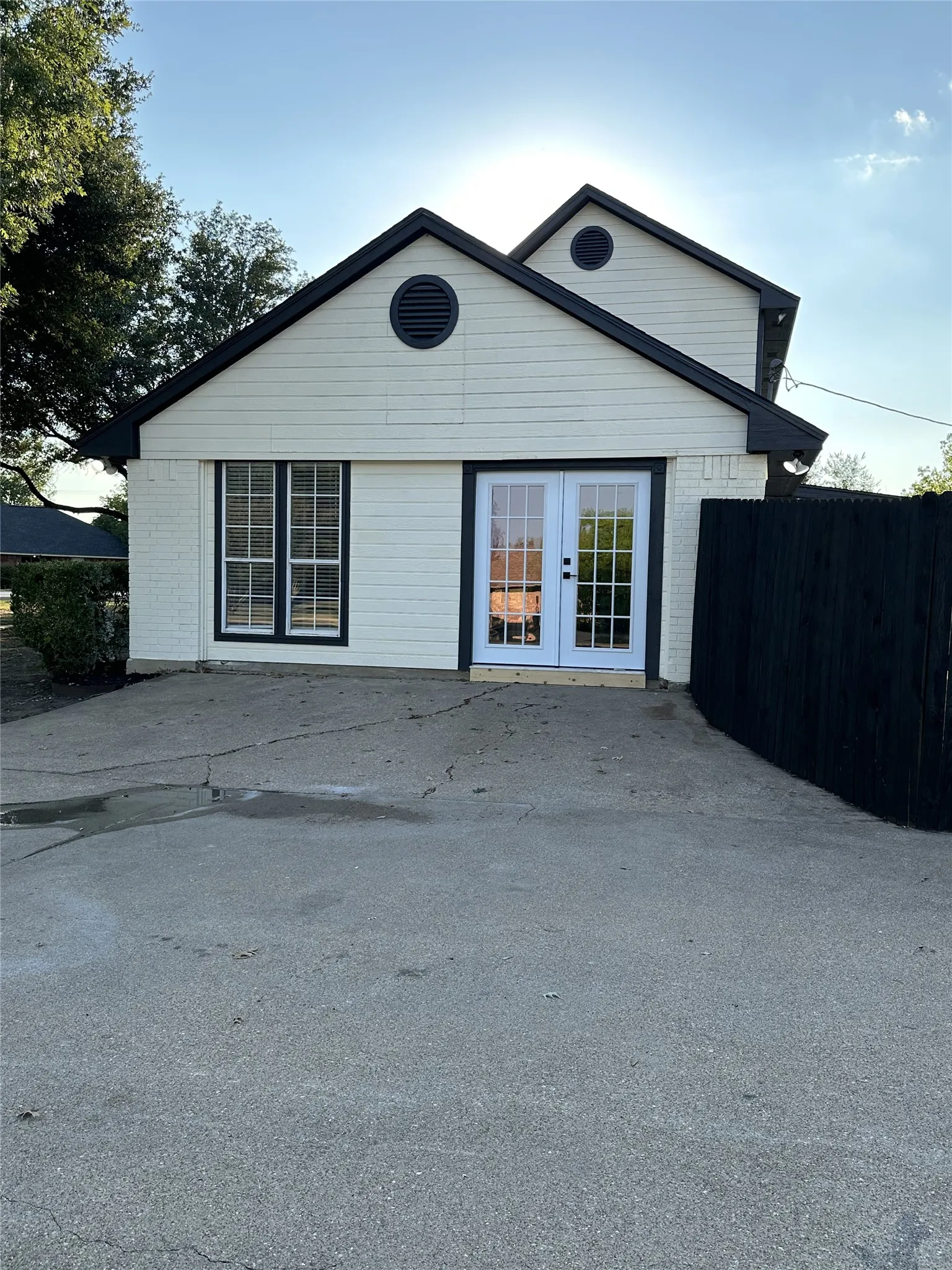Single Family Residence For Rent in Ellis County , 1151 Azalea Lane, Waxahachie, Texas 75165, 4 Bedroom, 3 Bathroom, 2 Garage spaces, 2,470 Sqft, built in 1991, mls#21407545, Real Estate Agent in Waxahachie, Homes For Rent in Ellis county, Homes For Rent in Waxahachie, Realtor in Waxahachie Texas, Real Estate Brokerage Independent Realty Texas, Luminita Cordes Realtor