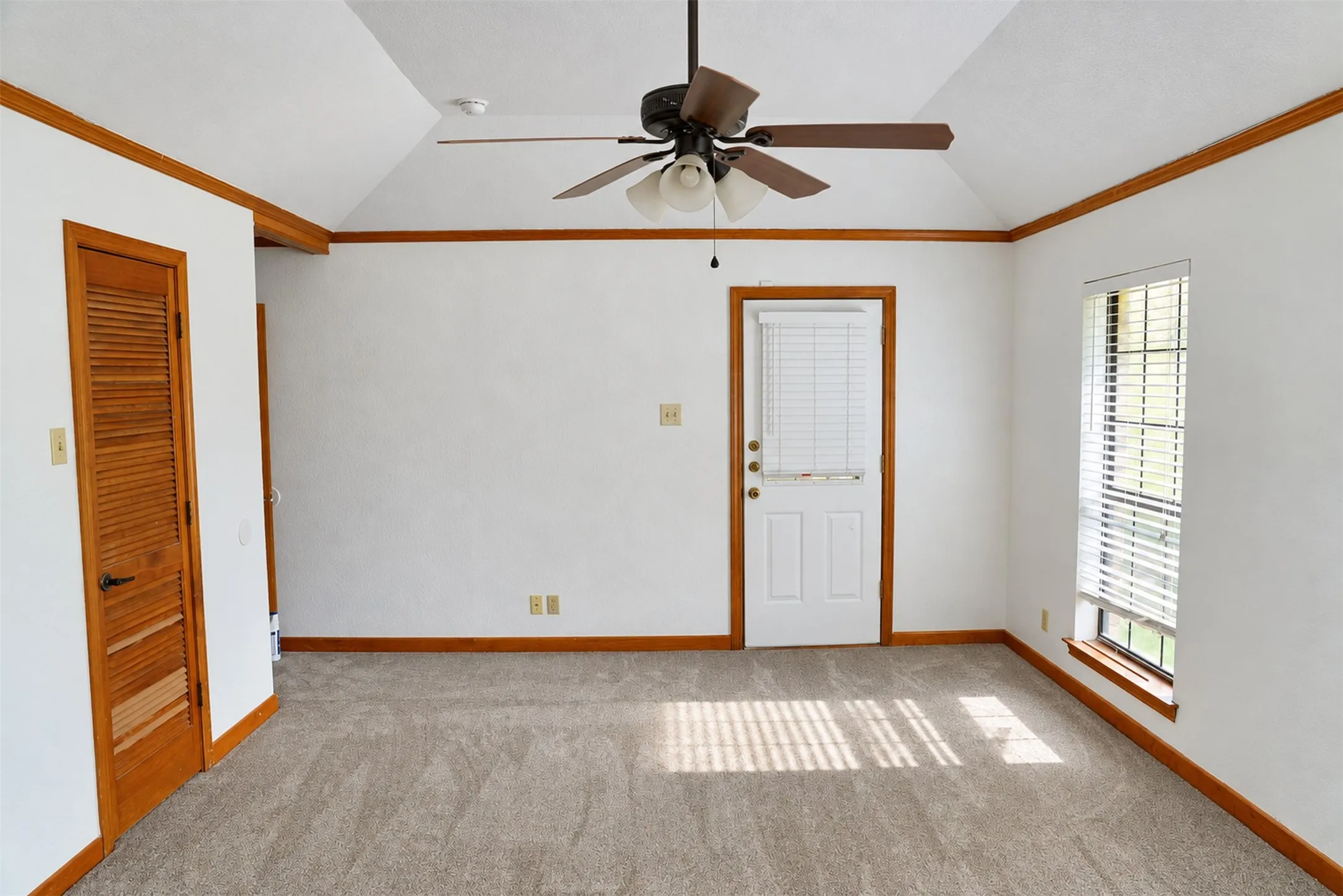 Single Family Residence For Rent in Denton County , 405 S Denton Avenue, Justin, Texas 76247, 4 Bedroom, 4 Bathroom, 3 Garage spaces, 2,754 Sqft, built in 1987, mls#21407006, Real Estate Agent in Justin, Homes For Rent in Denton county, Homes For Rent in Justin, Realtor in Justin Texas, Real Estate Brokerage Independent Realty Texas, Luminita Cordes Realtor
