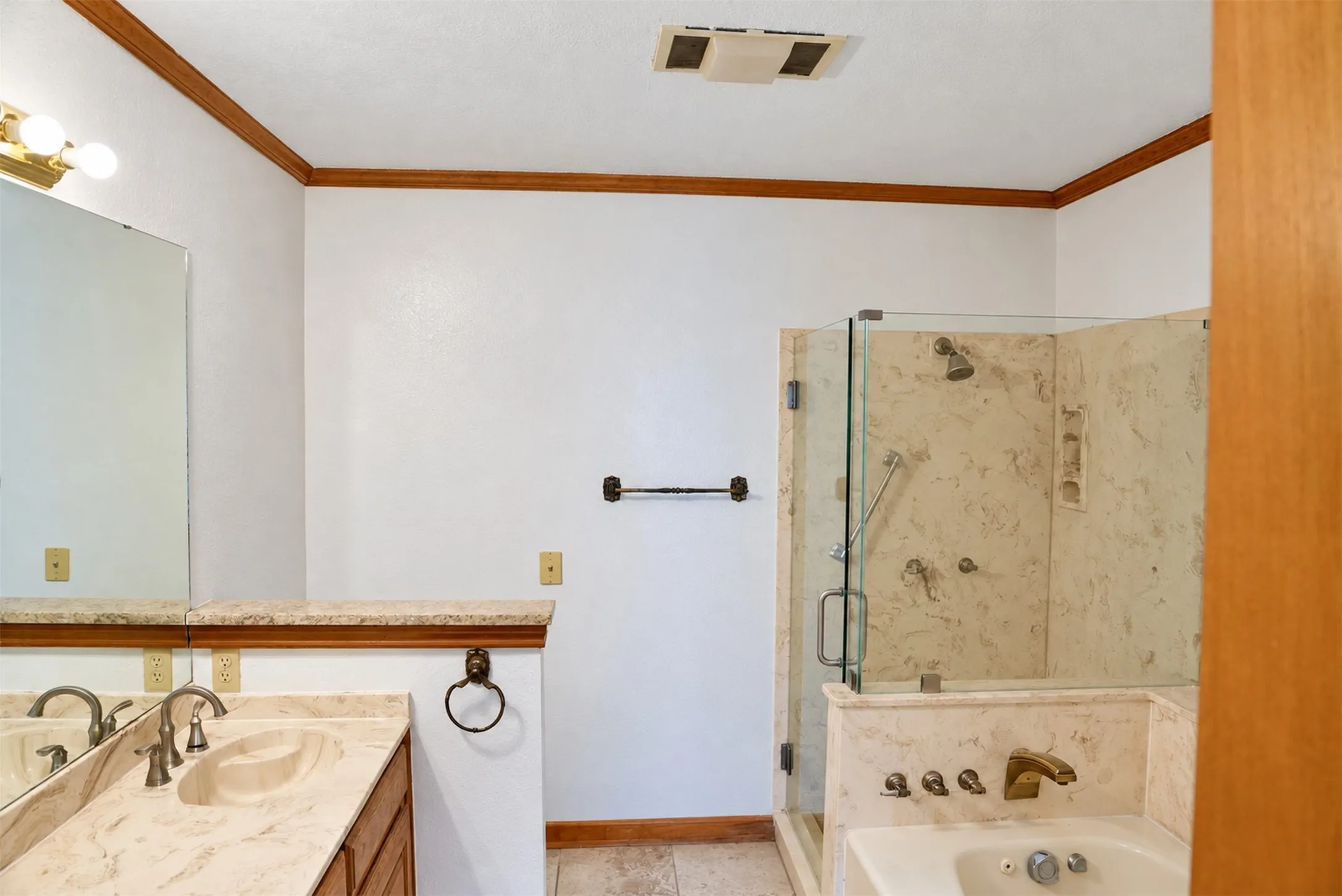 Single Family Residence For Rent in Denton County , 405 S Denton Avenue, Justin, Texas 76247, 4 Bedroom, 4 Bathroom, 3 Garage spaces, 2,754 Sqft, built in 1987, mls#21407006, Real Estate Agent in Justin, Homes For Rent in Denton county, Homes For Rent in Justin, Realtor in Justin Texas, Real Estate Brokerage Independent Realty Texas, Luminita Cordes Realtor