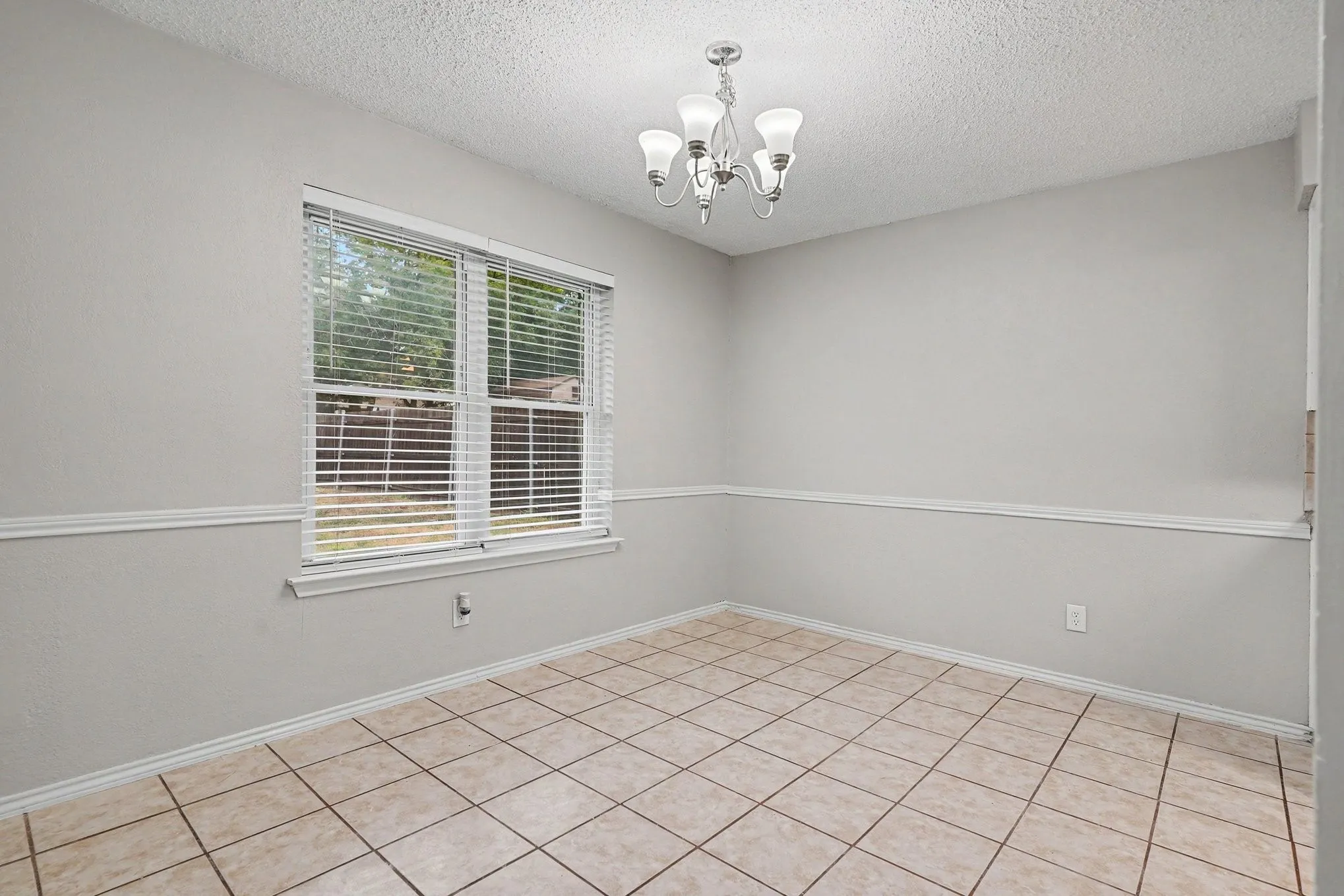 Single Family Residence For Sale in Tarrant County , 8237 Lara Lane, Watauga, Texas 76148, 3 Bedroom, 2 Bathroom, 2 Garage spaces, 1,272 Sqft, built in 1987, mls#21403439, Real Estate Agent in Watauga, Homes For Sale in Tarrant county, Homes For Sale in Watauga, Realtor in Watauga Texas, Real Estate Brokerage Independent Realty Texas, Luminita Cordes Realtor