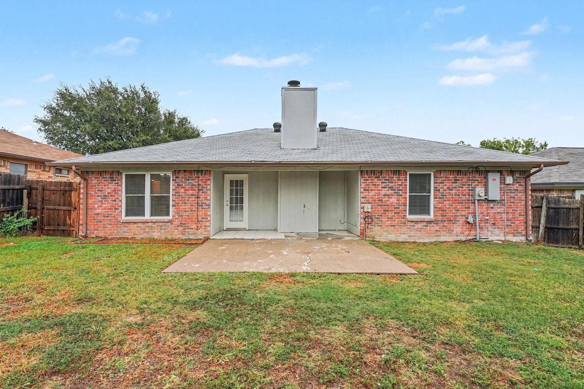 Single Family Residence For Sale in Tarrant County , 8237 Lara Lane, Watauga, Texas 76148, 3 Bedroom, 2 Bathroom, 2 Garage spaces, 1,272 Sqft, built in 1987, mls#21403439, Real Estate Agent in Watauga, Homes For Sale in Tarrant county, Homes For Sale in Watauga, Realtor in Watauga Texas, Real Estate Brokerage Independent Realty Texas, Luminita Cordes Realtor