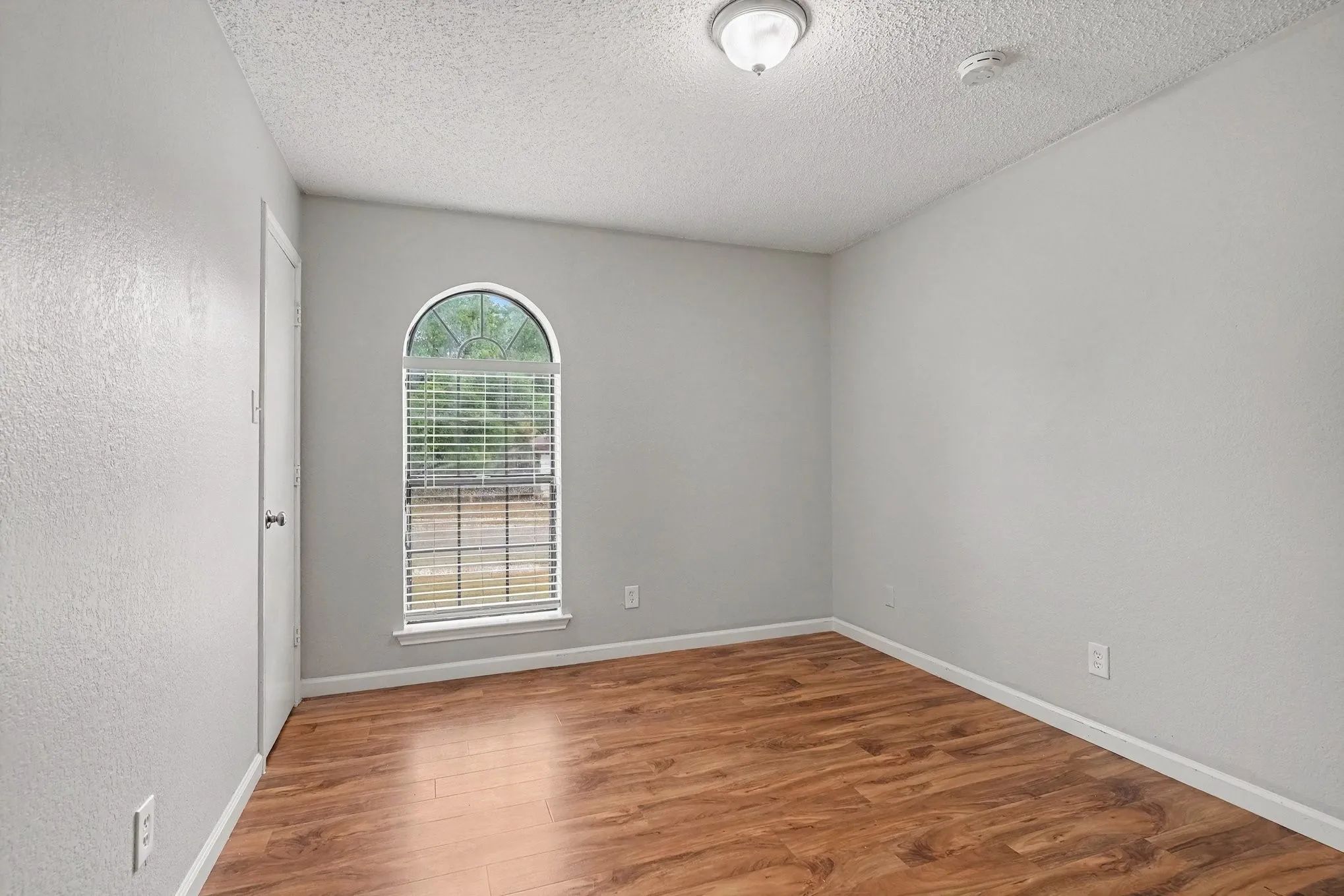 Single Family Residence For Sale in Tarrant County , 8237 Lara Lane, Watauga, Texas 76148, 3 Bedroom, 2 Bathroom, 2 Garage spaces, 1,272 Sqft, built in 1987, mls#21403439, Real Estate Agent in Watauga, Homes For Sale in Tarrant county, Homes For Sale in Watauga, Realtor in Watauga Texas, Real Estate Brokerage Independent Realty Texas, Luminita Cordes Realtor