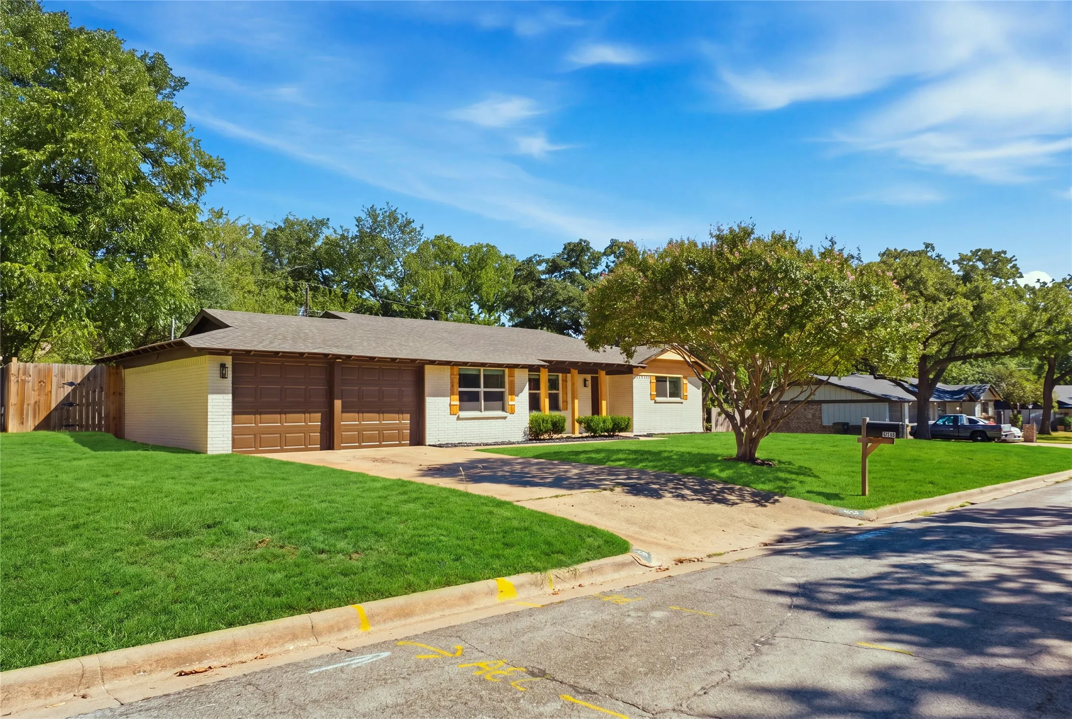 Single Family Residence For Sale in Tarrant County , 516 Caduceus Lane, Hurst, Texas 76053, 3 Bedroom, 2 Bathroom, 2 Garage spaces, 2,235 Sqft, built in 1960, mls#21407566, Real Estate Agent in Hurst, Homes For Sale in Tarrant county, Homes For Sale in Hurst, Realtor in Hurst Texas, Real Estate Brokerage Independent Realty Texas, Luminita Cordes Realtor