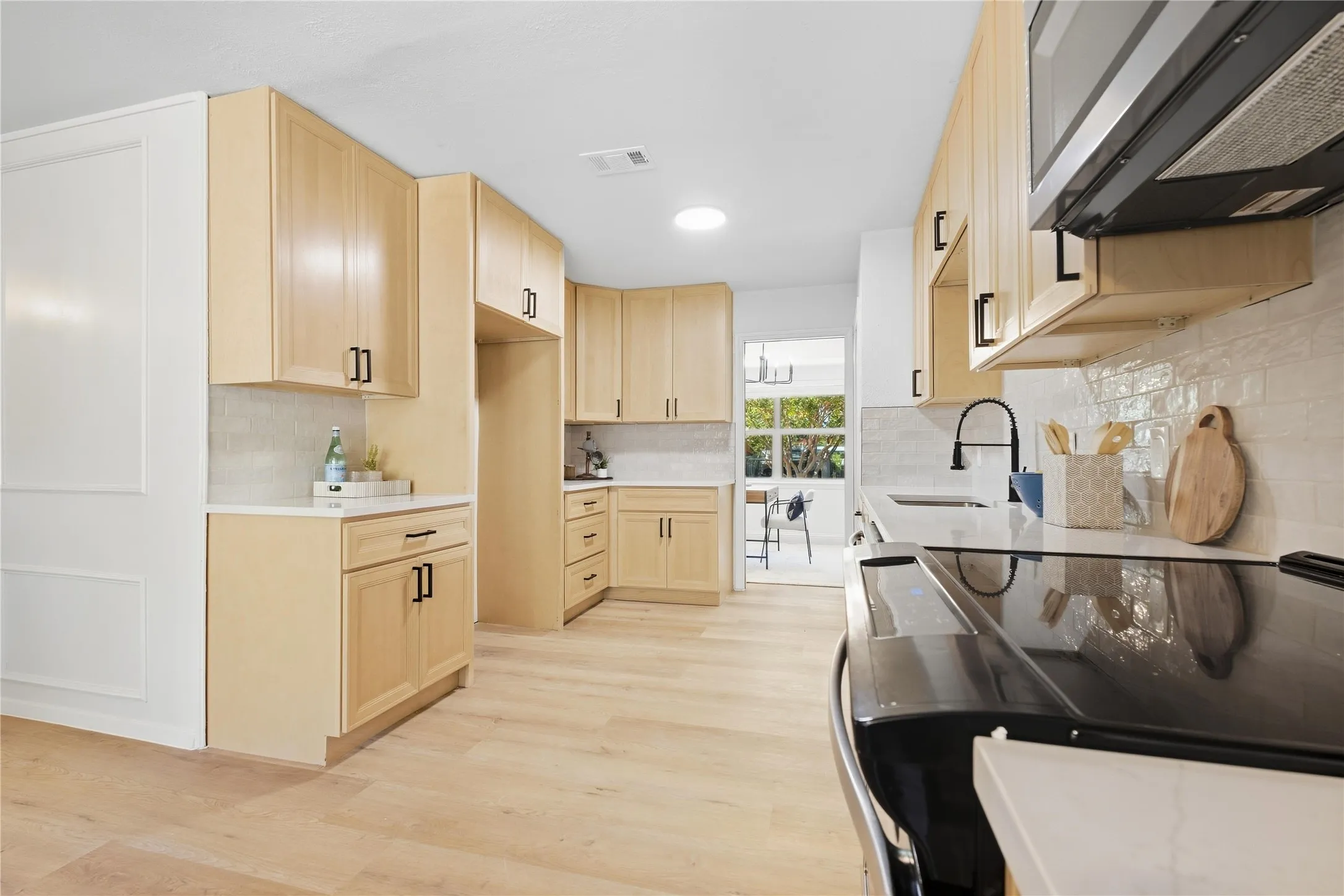 Single Family Residence For Sale in Tarrant County , 516 Caduceus Lane, Hurst, Texas 76053, 3 Bedroom, 2 Bathroom, 2 Garage spaces, 2,235 Sqft, built in 1960, mls#21407566, Real Estate Agent in Hurst, Homes For Sale in Tarrant county, Homes For Sale in Hurst, Realtor in Hurst Texas, Real Estate Brokerage Independent Realty Texas, Luminita Cordes Realtor