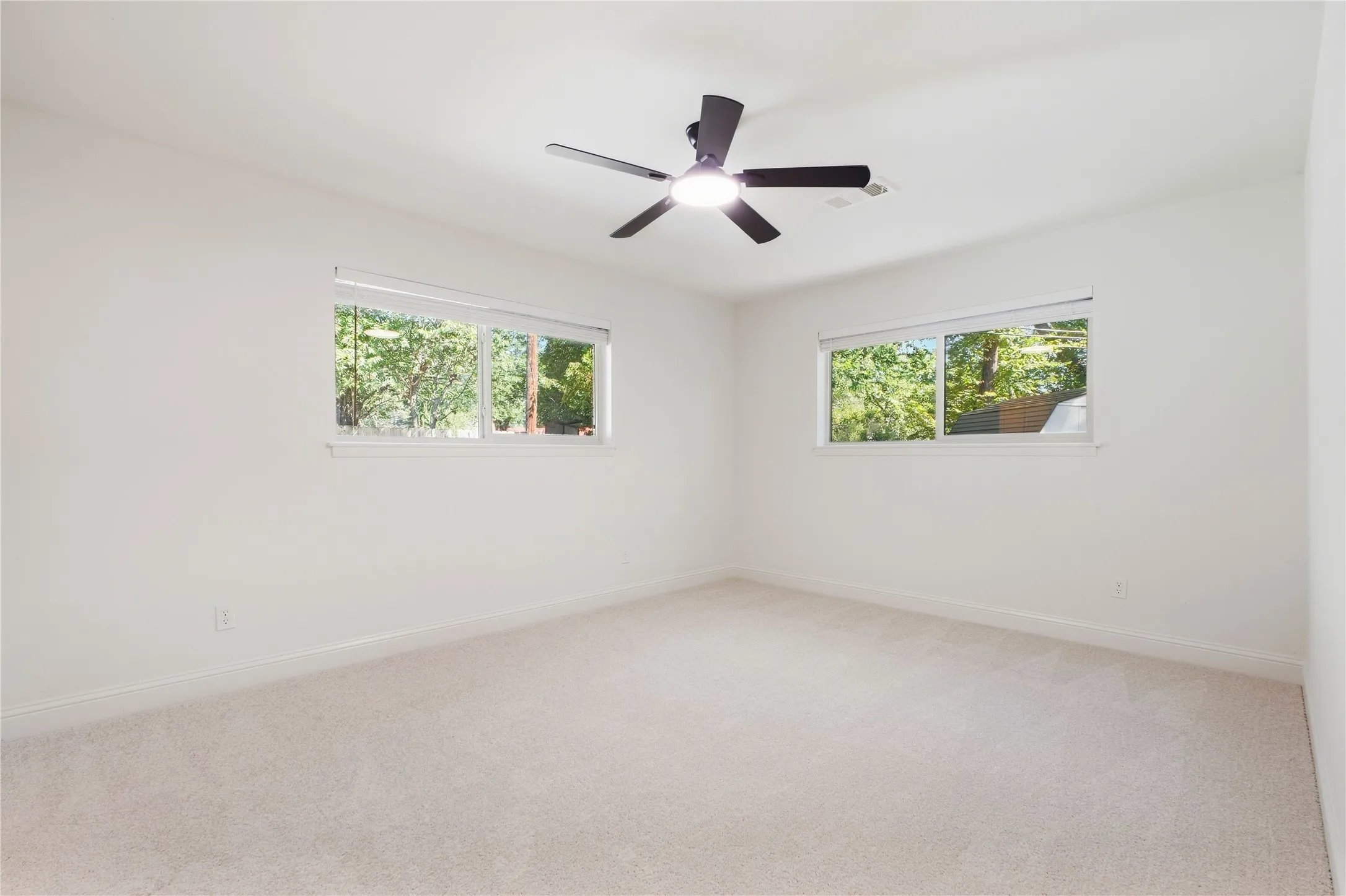 Single Family Residence For Sale in Tarrant County , 516 Caduceus Lane, Hurst, Texas 76053, 3 Bedroom, 2 Bathroom, 2 Garage spaces, 2,235 Sqft, built in 1960, mls#21407566, Real Estate Agent in Hurst, Homes For Sale in Tarrant county, Homes For Sale in Hurst, Realtor in Hurst Texas, Real Estate Brokerage Independent Realty Texas, Luminita Cordes Realtor