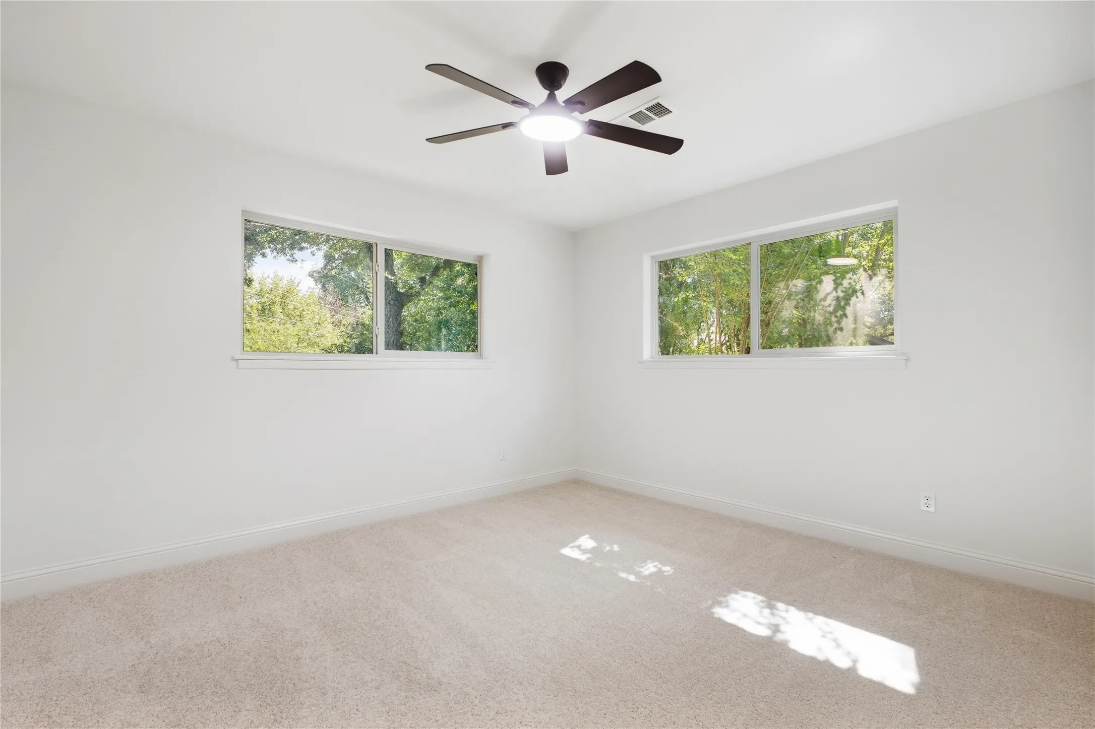 Single Family Residence For Sale in Tarrant County , 516 Caduceus Lane, Hurst, Texas 76053, 3 Bedroom, 2 Bathroom, 2 Garage spaces, 2,235 Sqft, built in 1960, mls#21407566, Real Estate Agent in Hurst, Homes For Sale in Tarrant county, Homes For Sale in Hurst, Realtor in Hurst Texas, Real Estate Brokerage Independent Realty Texas, Luminita Cordes Realtor