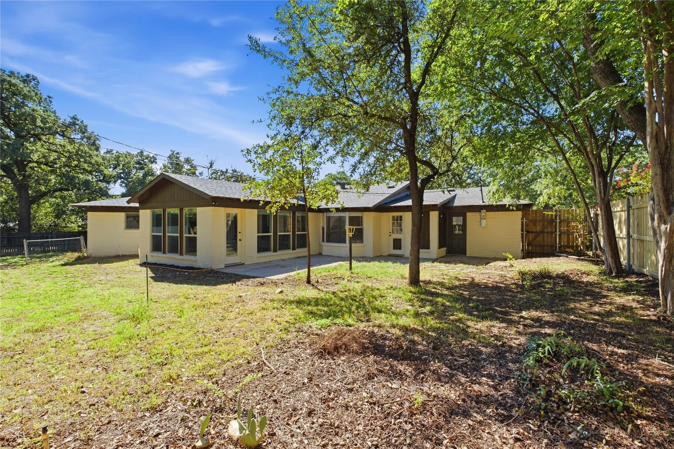 Single Family Residence For Sale in Tarrant County , 516 Caduceus Lane, Hurst, Texas 76053, 3 Bedroom, 2 Bathroom, 2 Garage spaces, 2,235 Sqft, built in 1960, mls#21407566, Real Estate Agent in Hurst, Homes For Sale in Tarrant county, Homes For Sale in Hurst, Realtor in Hurst Texas, Real Estate Brokerage Independent Realty Texas, Luminita Cordes Realtor