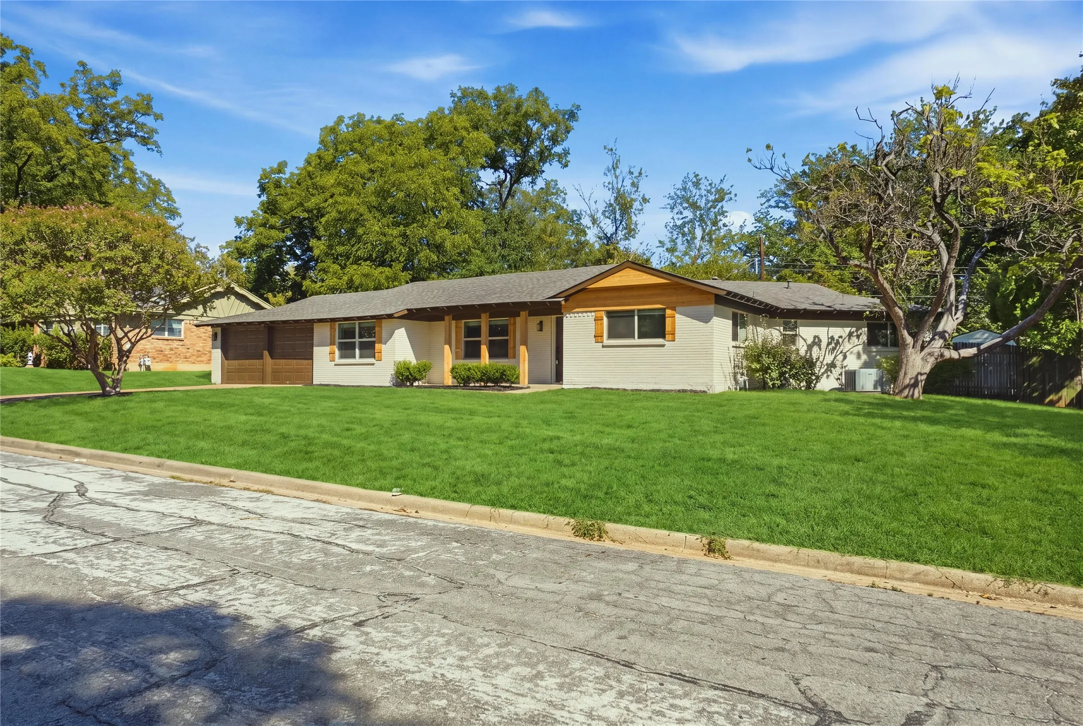 Single Family Residence For Sale in Tarrant County , 516 Caduceus Lane, Hurst, Texas 76053, 3 Bedroom, 2 Bathroom, 2 Garage spaces, 2,235 Sqft, built in 1960, mls#21407566, Real Estate Agent in Hurst, Homes For Sale in Tarrant county, Homes For Sale in Hurst, Realtor in Hurst Texas, Real Estate Brokerage Independent Realty Texas, Luminita Cordes Realtor
