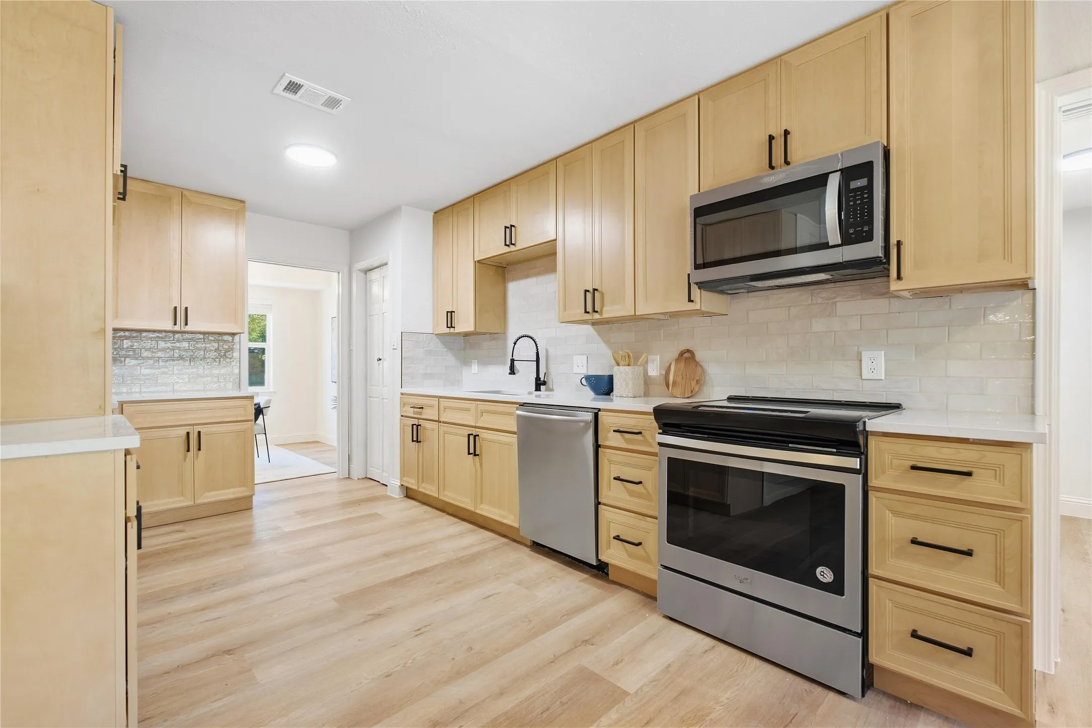 Single Family Residence For Sale in Tarrant County , 516 Caduceus Lane, Hurst, Texas 76053, 3 Bedroom, 2 Bathroom, 2 Garage spaces, 2,235 Sqft, built in 1960, mls#21407566, Real Estate Agent in Hurst, Homes For Sale in Tarrant county, Homes For Sale in Hurst, Realtor in Hurst Texas, Real Estate Brokerage Independent Realty Texas, Luminita Cordes Realtor
