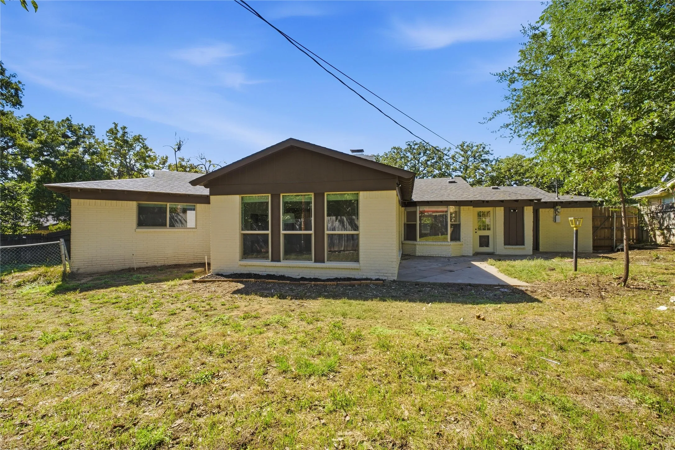 Single Family Residence For Sale in Tarrant County , 516 Caduceus Lane, Hurst, Texas 76053, 3 Bedroom, 2 Bathroom, 2 Garage spaces, 2,235 Sqft, built in 1960, mls#21407566, Real Estate Agent in Hurst, Homes For Sale in Tarrant county, Homes For Sale in Hurst, Realtor in Hurst Texas, Real Estate Brokerage Independent Realty Texas, Luminita Cordes Realtor