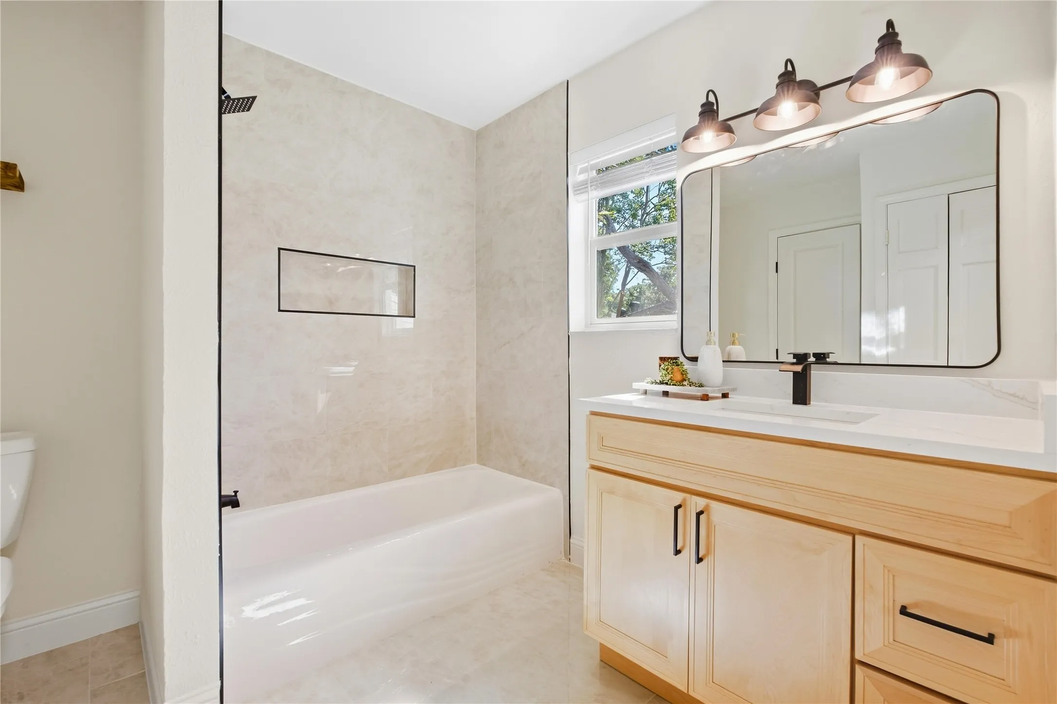 Single Family Residence For Sale in Tarrant County , 516 Caduceus Lane, Hurst, Texas 76053, 3 Bedroom, 2 Bathroom, 2 Garage spaces, 2,235 Sqft, built in 1960, mls#21407566, Real Estate Agent in Hurst, Homes For Sale in Tarrant county, Homes For Sale in Hurst, Realtor in Hurst Texas, Real Estate Brokerage Independent Realty Texas, Luminita Cordes Realtor