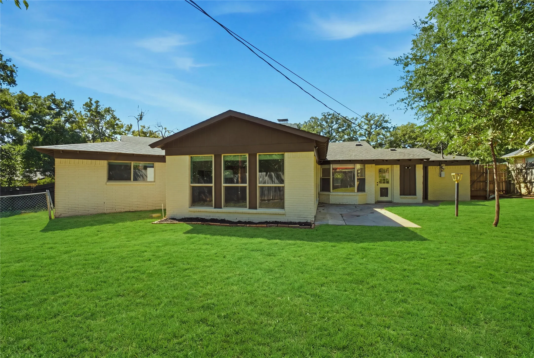 Single Family Residence For Sale in Tarrant County , 516 Caduceus Lane, Hurst, Texas 76053, 3 Bedroom, 2 Bathroom, 2 Garage spaces, 2,235 Sqft, built in 1960, mls#21407566, Real Estate Agent in Hurst, Homes For Sale in Tarrant county, Homes For Sale in Hurst, Realtor in Hurst Texas, Real Estate Brokerage Independent Realty Texas, Luminita Cordes Realtor
