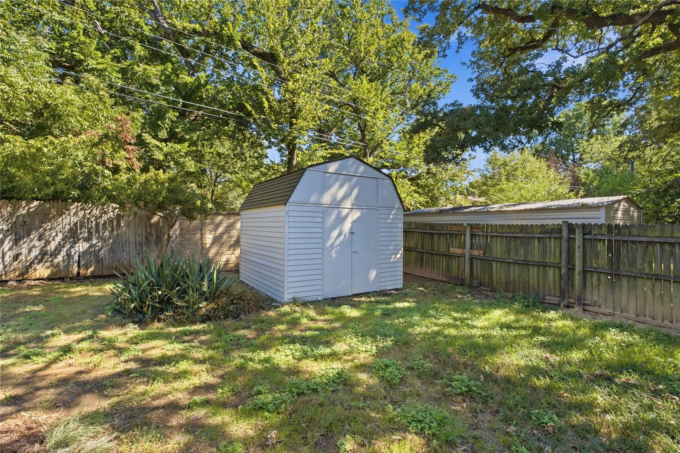 Single Family Residence For Sale in Tarrant County , 516 Caduceus Lane, Hurst, Texas 76053, 3 Bedroom, 2 Bathroom, 2 Garage spaces, 2,235 Sqft, built in 1960, mls#21407566, Real Estate Agent in Hurst, Homes For Sale in Tarrant county, Homes For Sale in Hurst, Realtor in Hurst Texas, Real Estate Brokerage Independent Realty Texas, Luminita Cordes Realtor