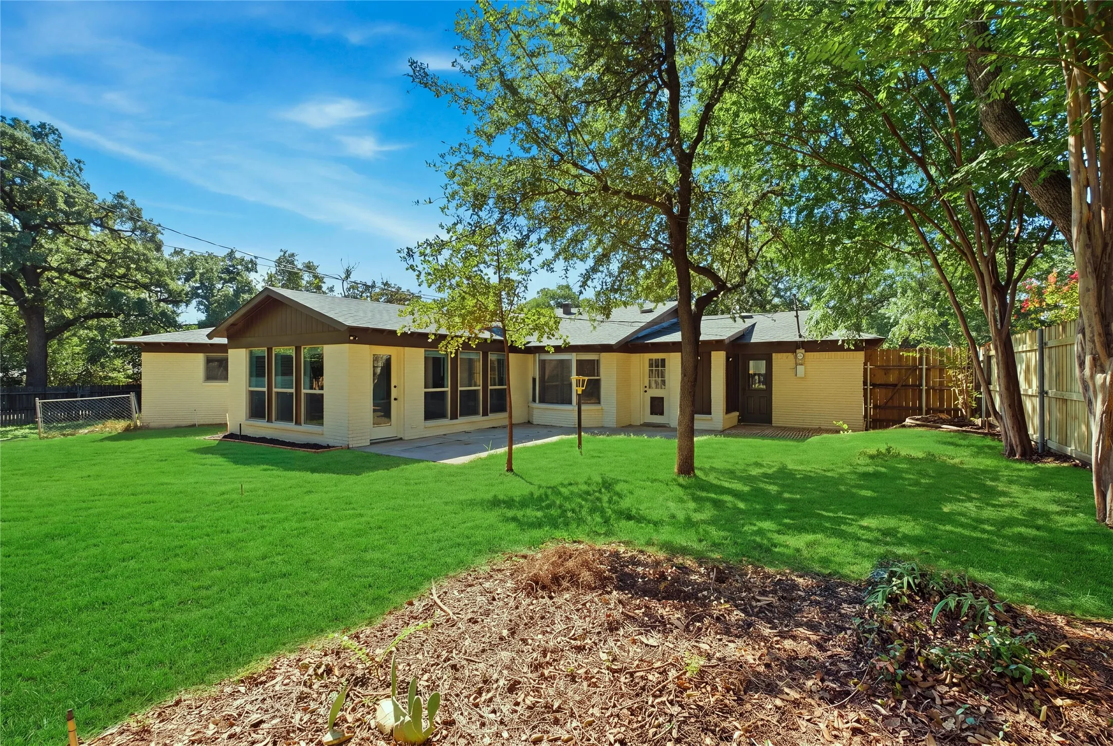 Single Family Residence For Sale in Tarrant County , 516 Caduceus Lane, Hurst, Texas 76053, 3 Bedroom, 2 Bathroom, 2 Garage spaces, 2,235 Sqft, built in 1960, mls#21407566, Real Estate Agent in Hurst, Homes For Sale in Tarrant county, Homes For Sale in Hurst, Realtor in Hurst Texas, Real Estate Brokerage Independent Realty Texas, Luminita Cordes Realtor