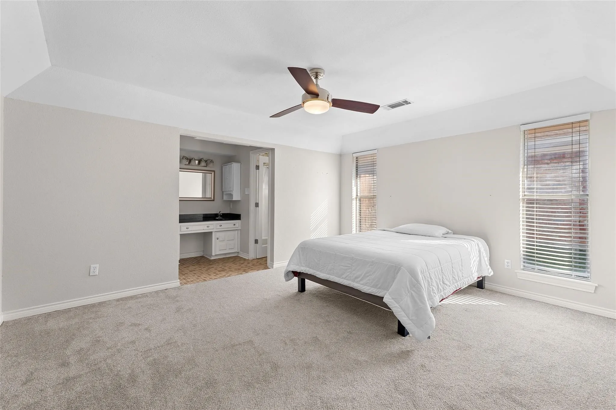 Single Family Residence For Sale in Dallas County , 6907 Pickrell Drive, Dallas, Texas 75227, 4 Bedroom, 2 Bathroom, 2 Garage spaces, 2,208 Sqft, built in 1971, mls#21407561, Real Estate Agent in Dallas, Homes For Sale in Dallas county, Homes For Sale in Dallas, Realtor in Dallas Texas, Real Estate Brokerage Independent Realty Texas, Luminita Cordes Realtor