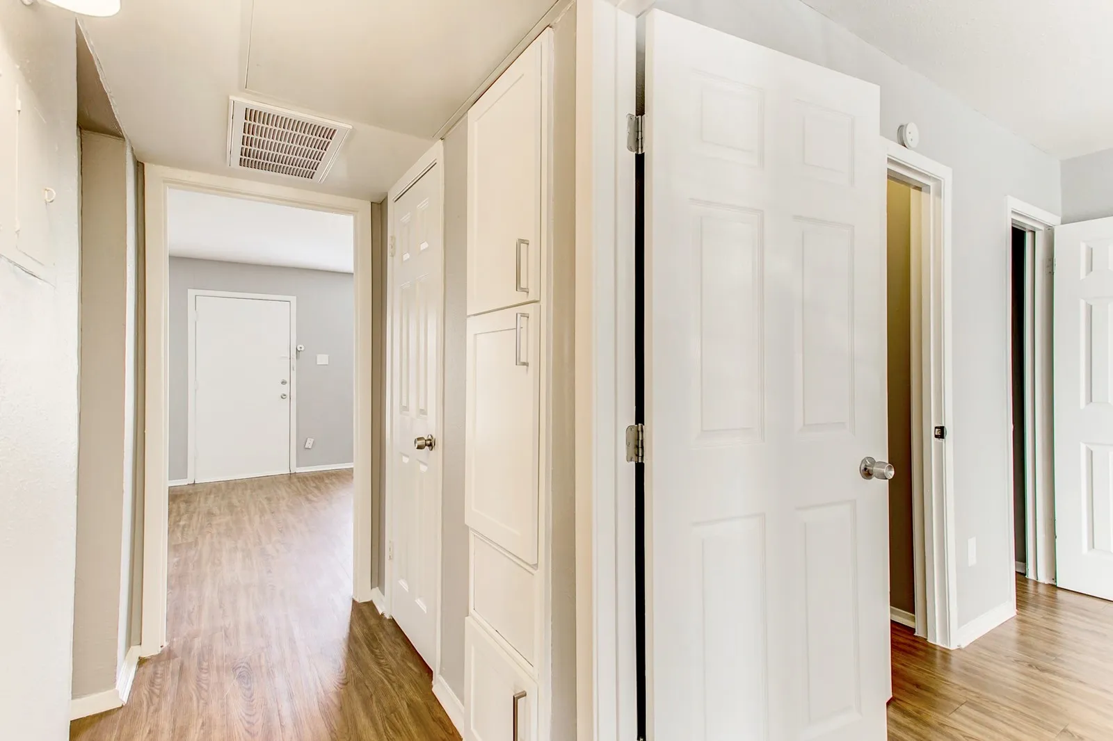 Apartment For Rent in Tarrant County , 2200 W Lowden Street 13, Fort Worth, Texas 76110, 2 Bedroom, 1 Bathroom, Garage spaces, 873 Sqft, built in 1969, mls#21389199, Real Estate Agent in Fort Worth, Homes For Rent in Tarrant county, Homes For Rent in Fort Worth, Realtor in Fort Worth Texas, Real Estate Brokerage Independent Realty Texas, Luminita Cordes Realtor