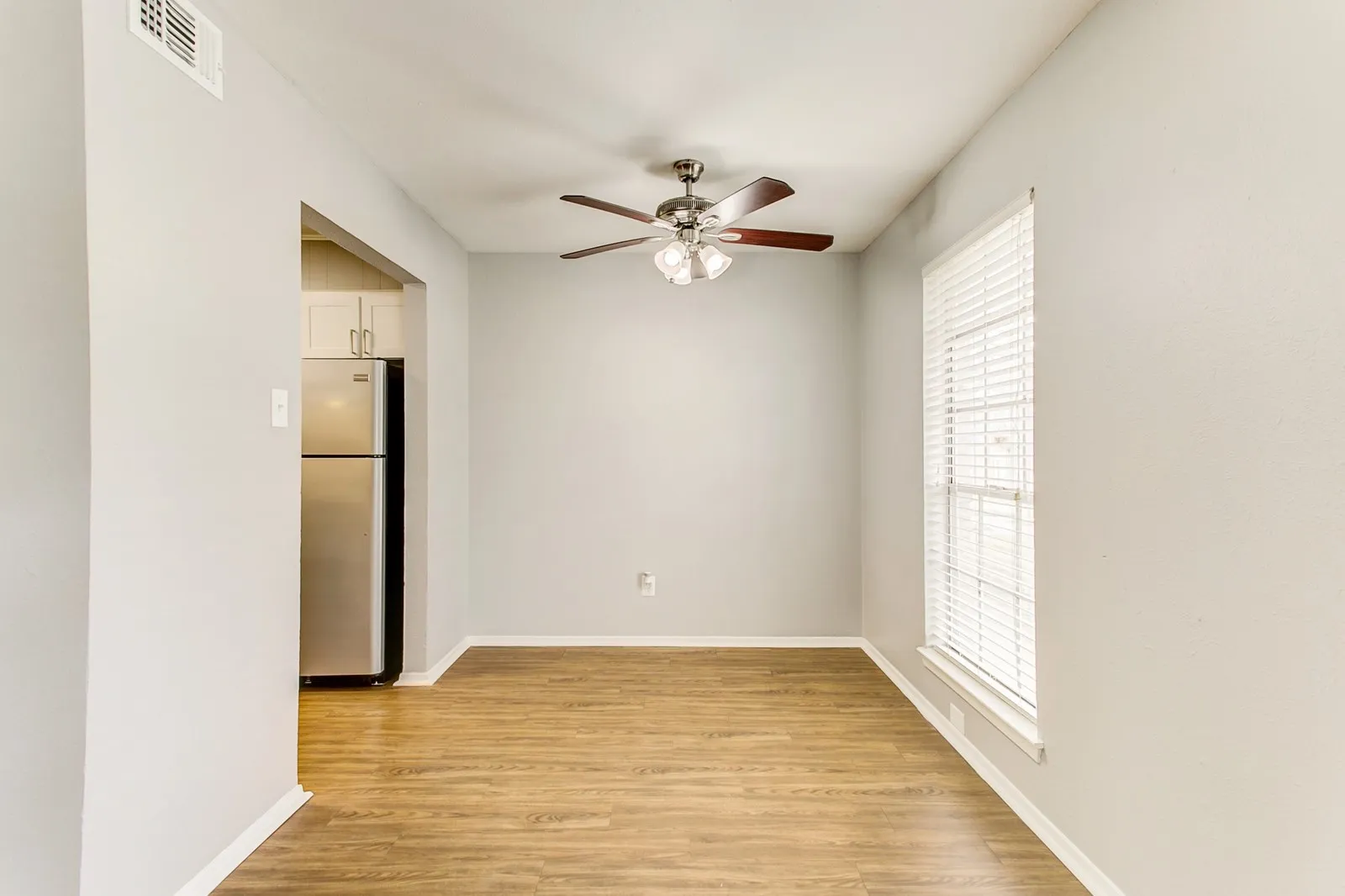 Apartment For Rent in Tarrant County , 2200 W Lowden Street 13, Fort Worth, Texas 76110, 2 Bedroom, 1 Bathroom, Garage spaces, 873 Sqft, built in 1969, mls#21389199, Real Estate Agent in Fort Worth, Homes For Rent in Tarrant county, Homes For Rent in Fort Worth, Realtor in Fort Worth Texas, Real Estate Brokerage Independent Realty Texas, Luminita Cordes Realtor