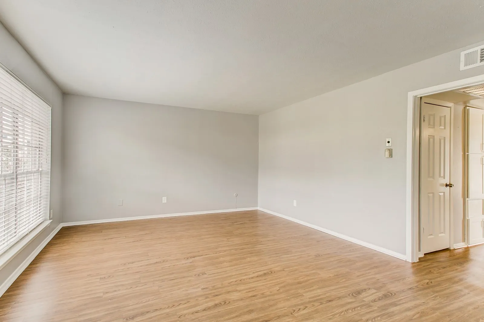 Apartment For Rent in Tarrant County , 2200 W Lowden Street 13, Fort Worth, Texas 76110, 2 Bedroom, 1 Bathroom, Garage spaces, 873 Sqft, built in 1969, mls#21389199, Real Estate Agent in Fort Worth, Homes For Rent in Tarrant county, Homes For Rent in Fort Worth, Realtor in Fort Worth Texas, Real Estate Brokerage Independent Realty Texas, Luminita Cordes Realtor