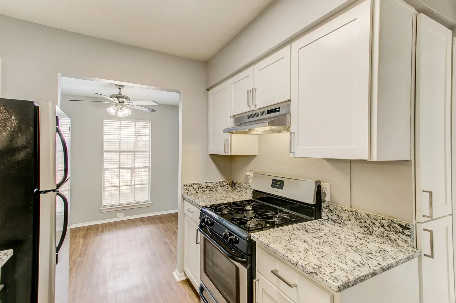 Apartment For Rent in Tarrant County , 2200 W Lowden Street 13, Fort Worth, Texas 76110, 2 Bedroom, 1 Bathroom, Garage spaces, 873 Sqft, built in 1969, mls#21389199, Real Estate Agent in Fort Worth, Homes For Rent in Tarrant county, Homes For Rent in Fort Worth, Realtor in Fort Worth Texas, Real Estate Brokerage Independent Realty Texas, Luminita Cordes Realtor