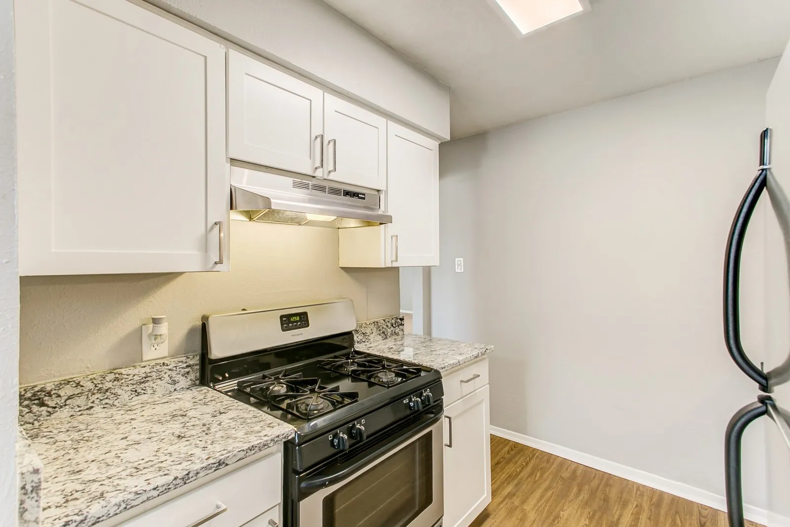Apartment For Rent in Tarrant County , 2200 W Lowden Street 13, Fort Worth, Texas 76110, 2 Bedroom, 1 Bathroom, Garage spaces, 873 Sqft, built in 1969, mls#21389199, Real Estate Agent in Fort Worth, Homes For Rent in Tarrant county, Homes For Rent in Fort Worth, Realtor in Fort Worth Texas, Real Estate Brokerage Independent Realty Texas, Luminita Cordes Realtor