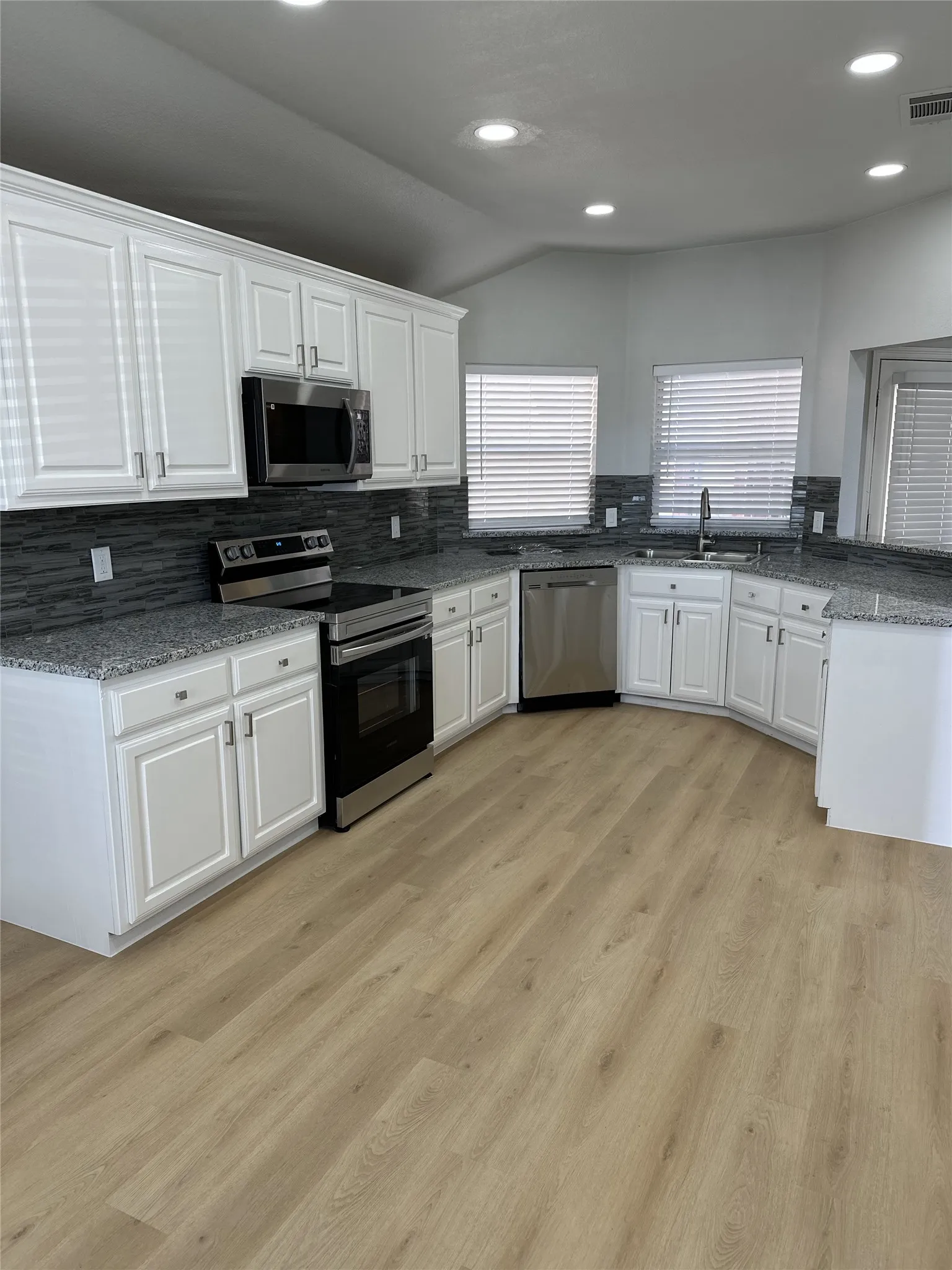 Single Family Residence For Rent in Denton County , 3160 Delaford Drive, Carrollton, Texas 75007, 3 Bedroom, 2 Bathroom, 2 Garage spaces, 2,114 Sqft, built in 1999, mls#21407577, Real Estate Agent in Carrollton, Homes For Rent in Denton county, Homes For Rent in Carrollton, Realtor in Carrollton Texas, Real Estate Brokerage Independent Realty Texas, Luminita Cordes Realtor