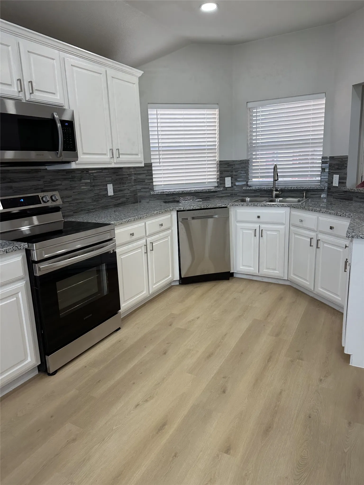 Single Family Residence For Rent in Denton County , 3160 Delaford Drive, Carrollton, Texas 75007, 3 Bedroom, 2 Bathroom, 2 Garage spaces, 2,114 Sqft, built in 1999, mls#21407577, Real Estate Agent in Carrollton, Homes For Rent in Denton county, Homes For Rent in Carrollton, Realtor in Carrollton Texas, Real Estate Brokerage Independent Realty Texas, Luminita Cordes Realtor