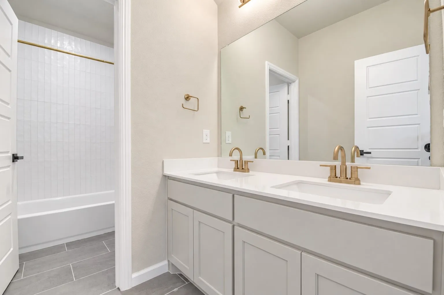 Single Family Residence For Sale in Tarrant County , 10208 Hanks Creek Road, Fort Worth, Texas 76126, 5 Bedroom, 3 Bathroom, 2 Garage spaces, 2,740 Sqft, built in 2020, mls#21403220, Real Estate Agent in Fort Worth, Homes For Sale in Tarrant county, Homes For Sale in Fort Worth, Realtor in Fort Worth Texas, Real Estate Brokerage Independent Realty Texas, Luminita Cordes Realtor