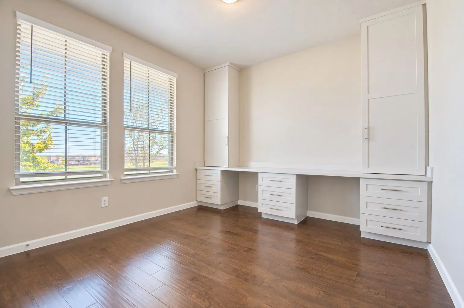 Single Family Residence For Sale in Tarrant County , 10208 Hanks Creek Road, Fort Worth, Texas 76126, 5 Bedroom, 3 Bathroom, 2 Garage spaces, 2,740 Sqft, built in 2020, mls#21403220, Real Estate Agent in Fort Worth, Homes For Sale in Tarrant county, Homes For Sale in Fort Worth, Realtor in Fort Worth Texas, Real Estate Brokerage Independent Realty Texas, Luminita Cordes Realtor