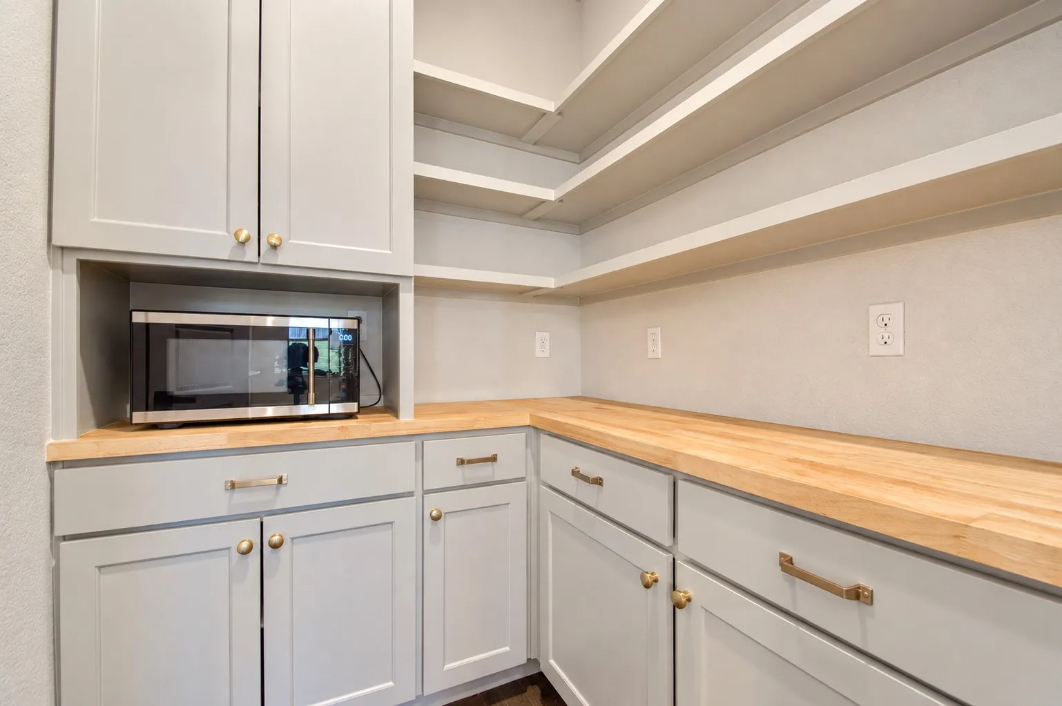 Single Family Residence For Sale in Tarrant County , 10208 Hanks Creek Road, Fort Worth, Texas 76126, 5 Bedroom, 3 Bathroom, 2 Garage spaces, 2,740 Sqft, built in 2020, mls#21403220, Real Estate Agent in Fort Worth, Homes For Sale in Tarrant county, Homes For Sale in Fort Worth, Realtor in Fort Worth Texas, Real Estate Brokerage Independent Realty Texas, Luminita Cordes Realtor