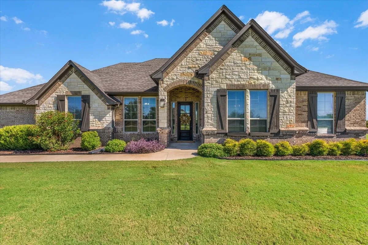 Single Family Residence For Sale in Parker County , 116 Rasha Drive, Azle, Texas 76020, 5 Bedroom, 3 Bathroom, 3 Garage spaces, 2,603 Sqft, built in 2016, mls#21406478, Real Estate Agent in Azle, Homes For Sale in Parker county, Homes For Sale in Azle, Realtor in Azle Texas, Real Estate Brokerage Independent Realty Texas, Luminita Cordes Realtor