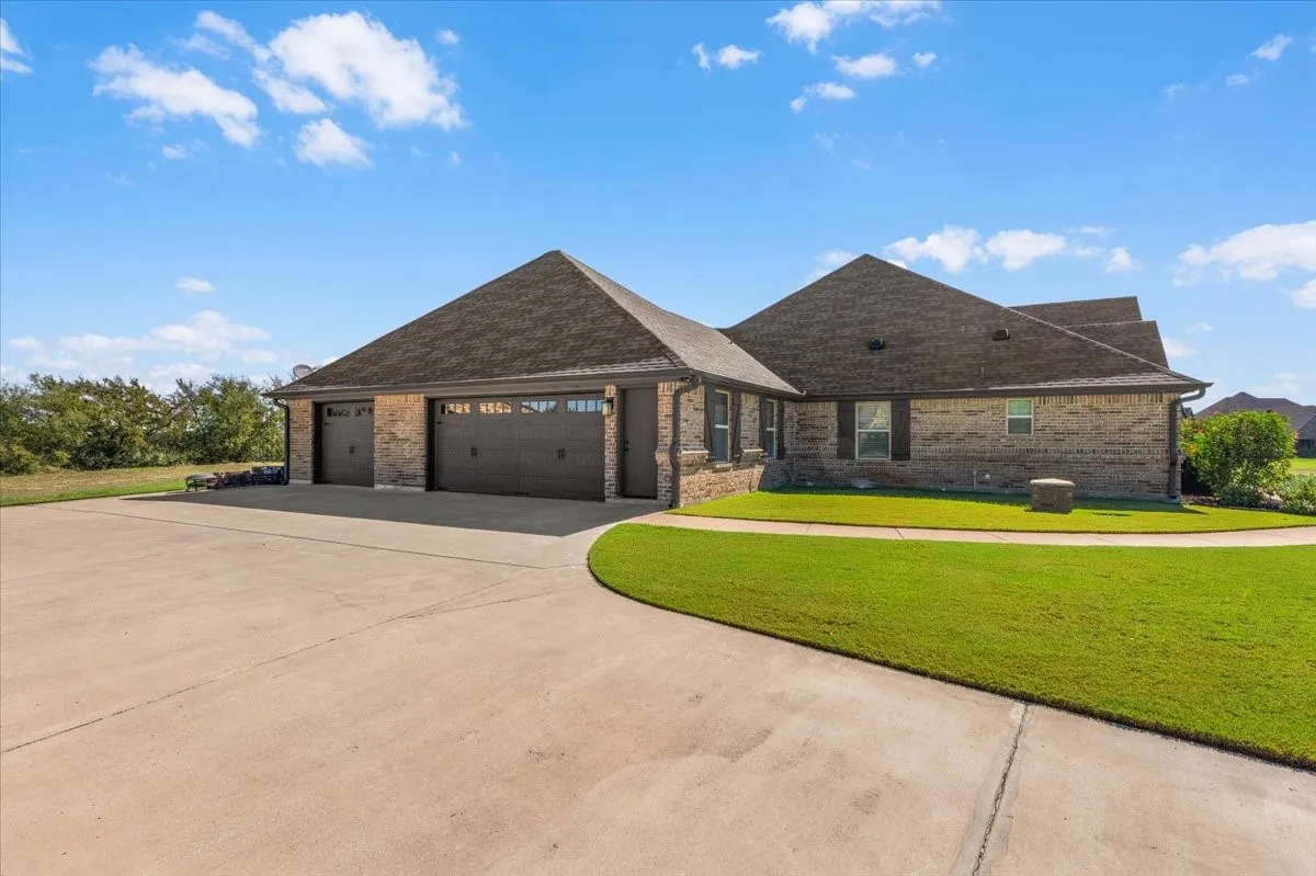 Single Family Residence For Sale in Parker County , 116 Rasha Drive, Azle, Texas 76020, 5 Bedroom, 3 Bathroom, 3 Garage spaces, 2,603 Sqft, built in 2016, mls#21406478, Real Estate Agent in Azle, Homes For Sale in Parker county, Homes For Sale in Azle, Realtor in Azle Texas, Real Estate Brokerage Independent Realty Texas, Luminita Cordes Realtor