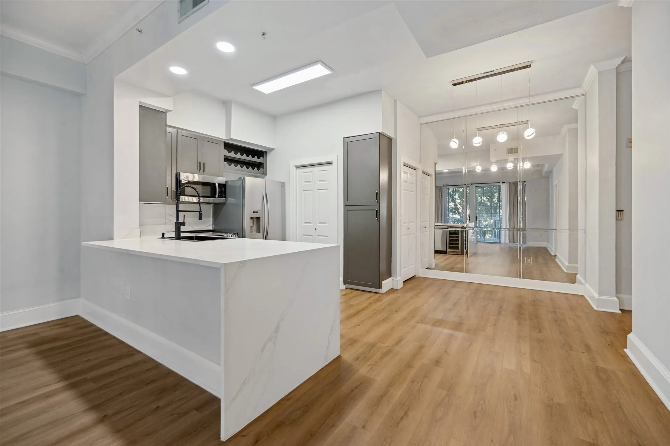 Condominium For Sale in Dallas County , 3225 Turtle Creek Boulevard 334, Dallas, Texas 75219, 1 Bedroom, 1 Bathroom, 2 Garage spaces, 816 Sqft, built in 1998, mls#21405410, Real Estate Agent in Dallas, Homes For Sale in Dallas county, Homes For Sale in Dallas, Realtor in Dallas Texas, Real Estate Brokerage Independent Realty Texas, Luminita Cordes Realtor