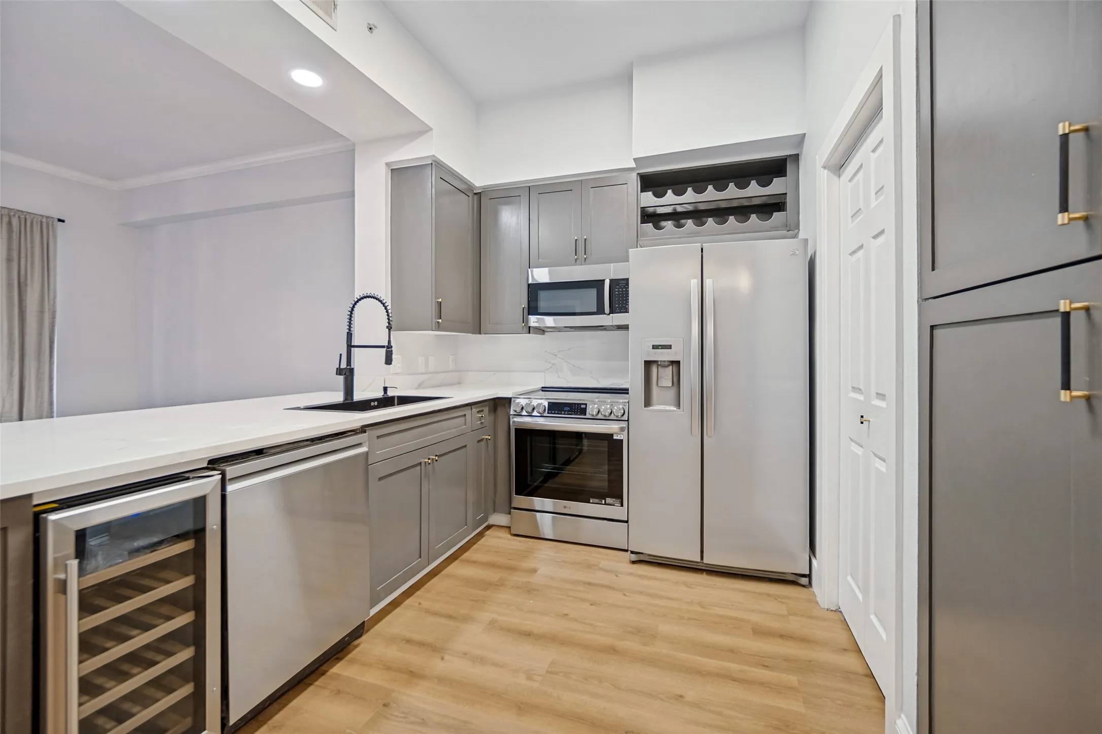 Condominium For Sale in Dallas County , 3225 Turtle Creek Boulevard 334, Dallas, Texas 75219, 1 Bedroom, 1 Bathroom, 2 Garage spaces, 816 Sqft, built in 1998, mls#21405410, Real Estate Agent in Dallas, Homes For Sale in Dallas county, Homes For Sale in Dallas, Realtor in Dallas Texas, Real Estate Brokerage Independent Realty Texas, Luminita Cordes Realtor