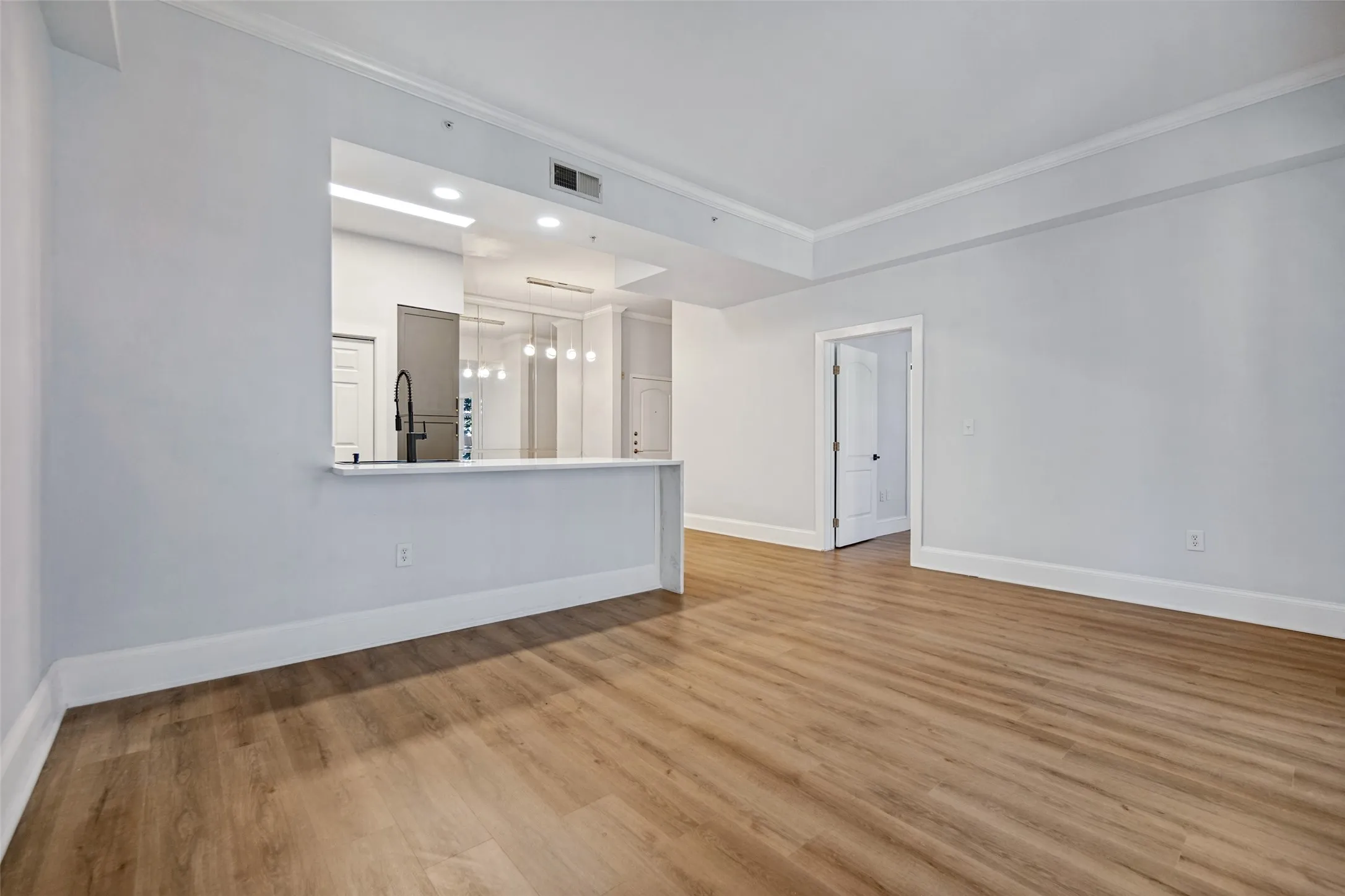 Condominium For Sale in Dallas County , 3225 Turtle Creek Boulevard 334, Dallas, Texas 75219, 1 Bedroom, 1 Bathroom, 2 Garage spaces, 816 Sqft, built in 1998, mls#21405410, Real Estate Agent in Dallas, Homes For Sale in Dallas county, Homes For Sale in Dallas, Realtor in Dallas Texas, Real Estate Brokerage Independent Realty Texas, Luminita Cordes Realtor