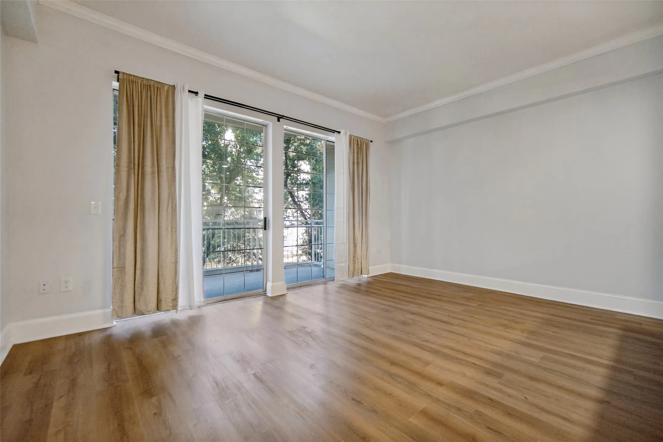 Condominium For Sale in Dallas County , 3225 Turtle Creek Boulevard 334, Dallas, Texas 75219, 1 Bedroom, 1 Bathroom, 2 Garage spaces, 816 Sqft, built in 1998, mls#21405410, Real Estate Agent in Dallas, Homes For Sale in Dallas county, Homes For Sale in Dallas, Realtor in Dallas Texas, Real Estate Brokerage Independent Realty Texas, Luminita Cordes Realtor