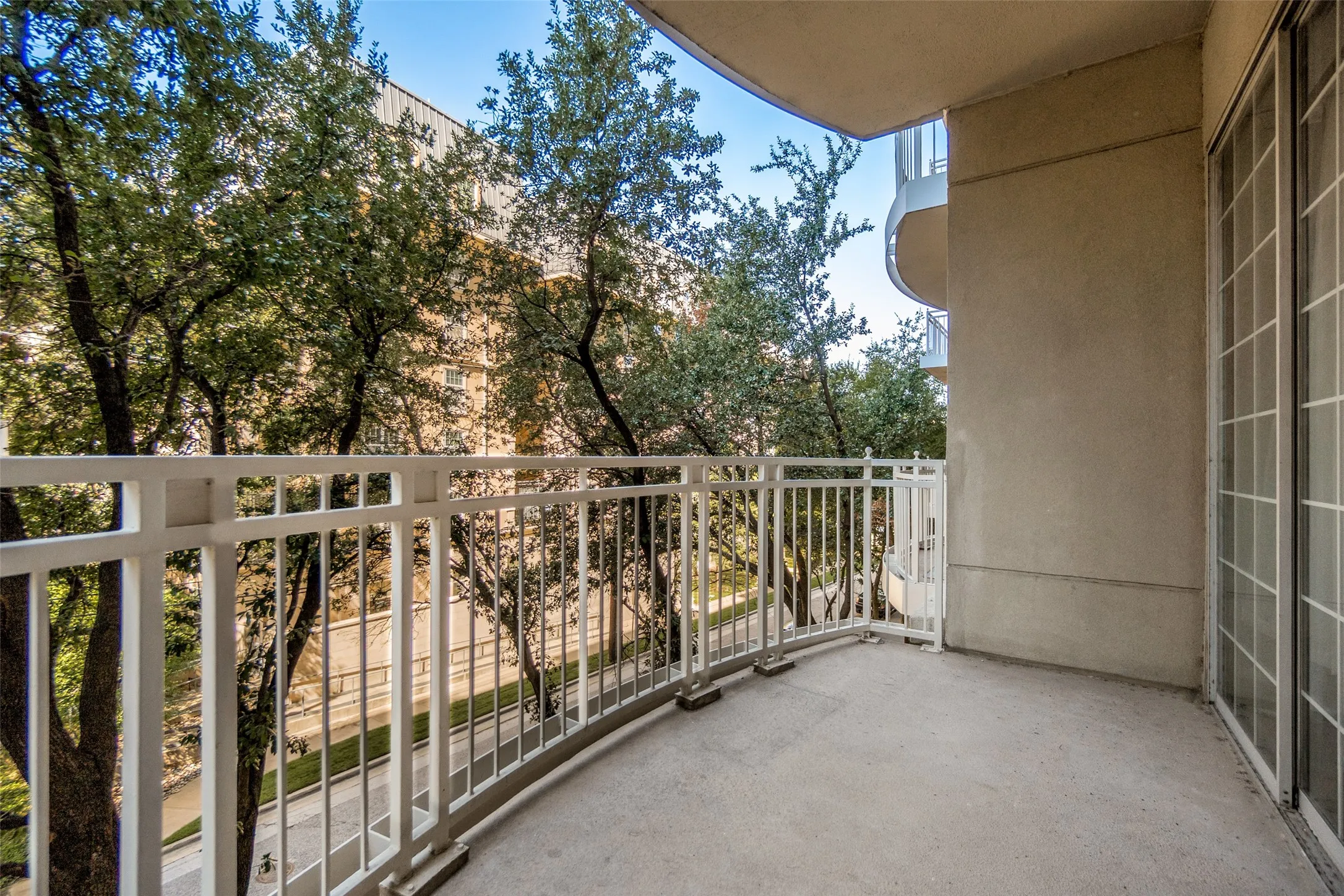Condominium For Sale in Dallas County , 3225 Turtle Creek Boulevard 334, Dallas, Texas 75219, 1 Bedroom, 1 Bathroom, 2 Garage spaces, 816 Sqft, built in 1998, mls#21405410, Real Estate Agent in Dallas, Homes For Sale in Dallas county, Homes For Sale in Dallas, Realtor in Dallas Texas, Real Estate Brokerage Independent Realty Texas, Luminita Cordes Realtor