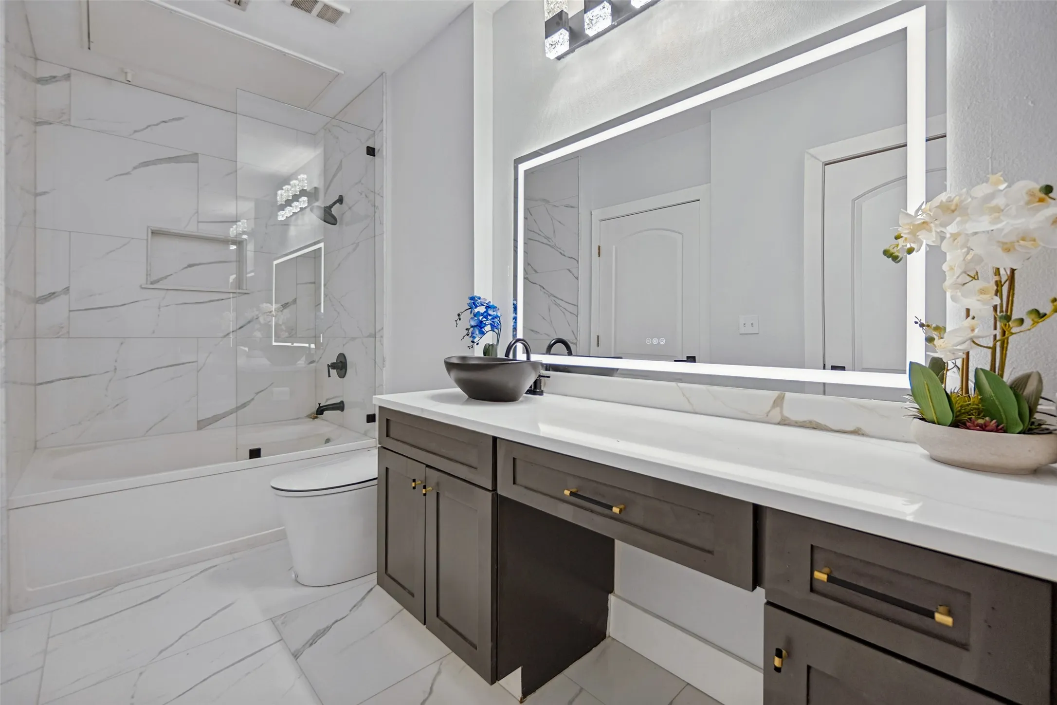 Condominium For Sale in Dallas County , 3225 Turtle Creek Boulevard 334, Dallas, Texas 75219, 1 Bedroom, 1 Bathroom, 2 Garage spaces, 816 Sqft, built in 1998, mls#21405410, Real Estate Agent in Dallas, Homes For Sale in Dallas county, Homes For Sale in Dallas, Realtor in Dallas Texas, Real Estate Brokerage Independent Realty Texas, Luminita Cordes Realtor