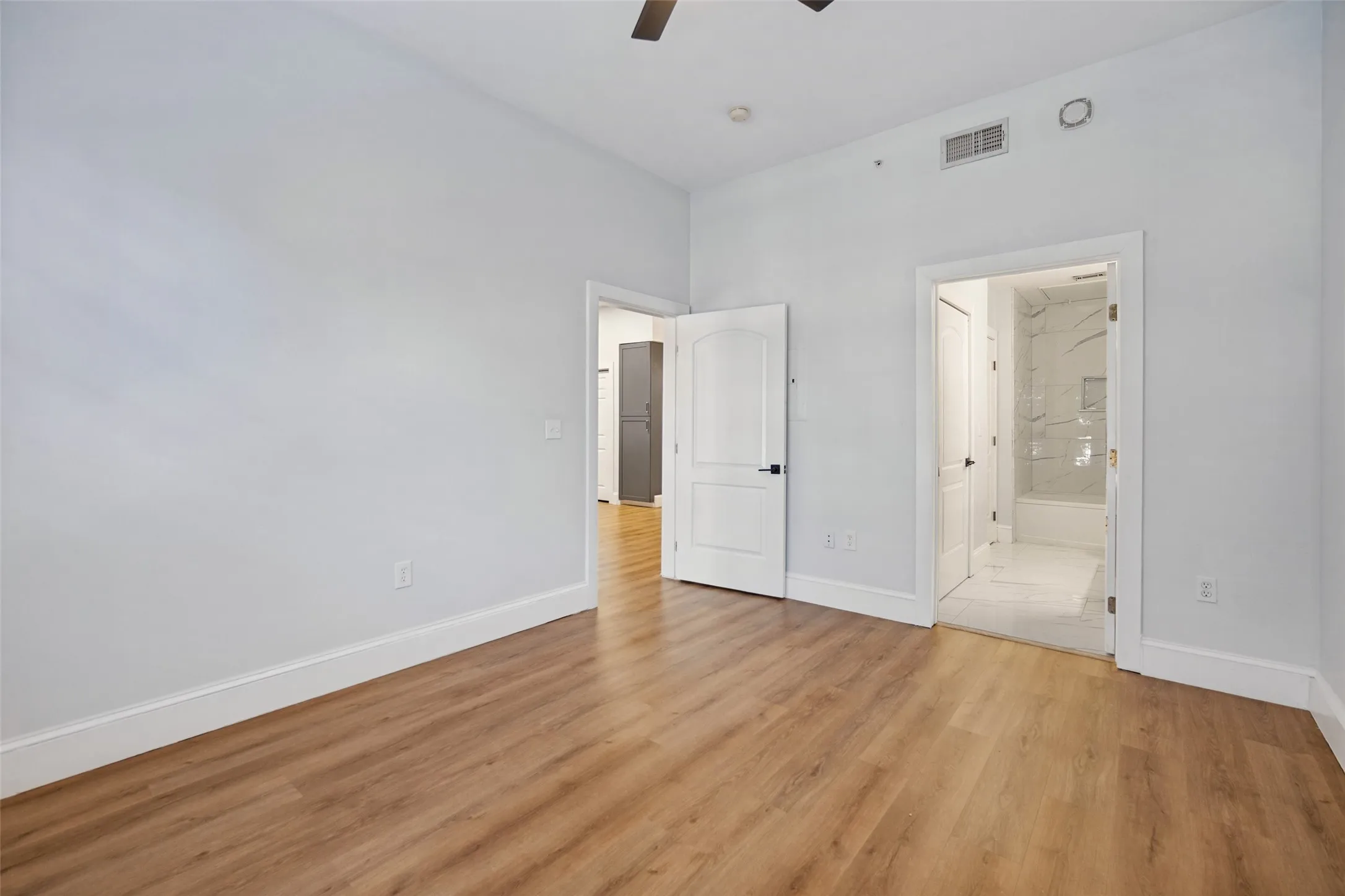 Condominium For Sale in Dallas County , 3225 Turtle Creek Boulevard 334, Dallas, Texas 75219, 1 Bedroom, 1 Bathroom, 2 Garage spaces, 816 Sqft, built in 1998, mls#21405410, Real Estate Agent in Dallas, Homes For Sale in Dallas county, Homes For Sale in Dallas, Realtor in Dallas Texas, Real Estate Brokerage Independent Realty Texas, Luminita Cordes Realtor