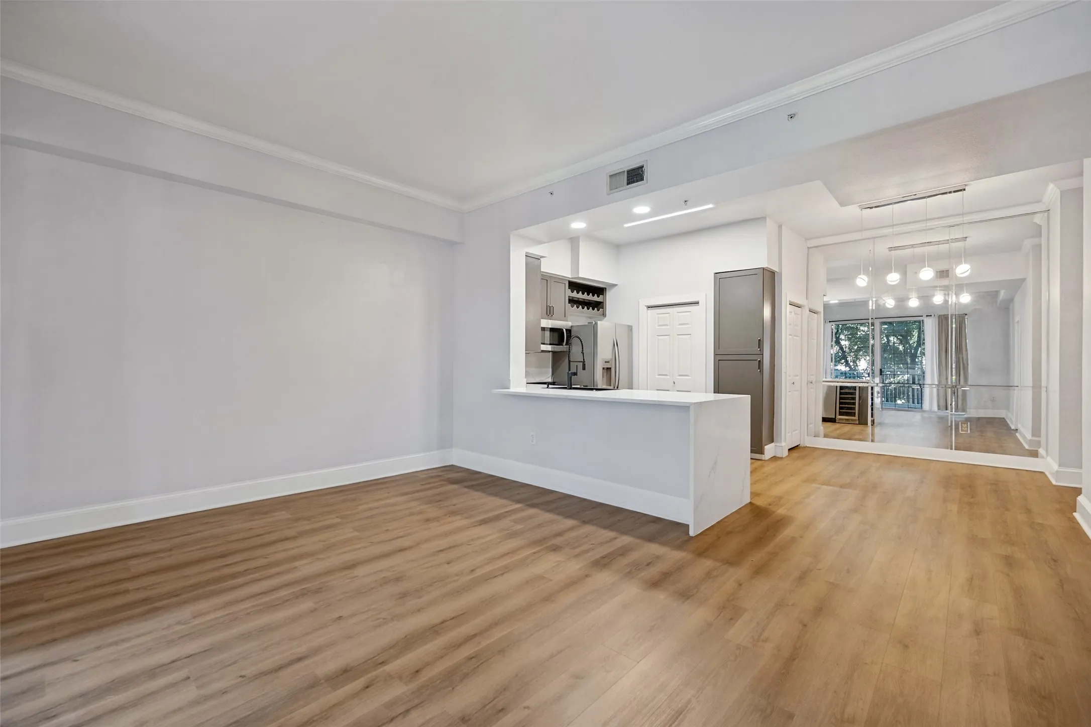 Condominium For Sale in Dallas County , 3225 Turtle Creek Boulevard 334, Dallas, Texas 75219, 1 Bedroom, 1 Bathroom, 2 Garage spaces, 816 Sqft, built in 1998, mls#21405410, Real Estate Agent in Dallas, Homes For Sale in Dallas county, Homes For Sale in Dallas, Realtor in Dallas Texas, Real Estate Brokerage Independent Realty Texas, Luminita Cordes Realtor