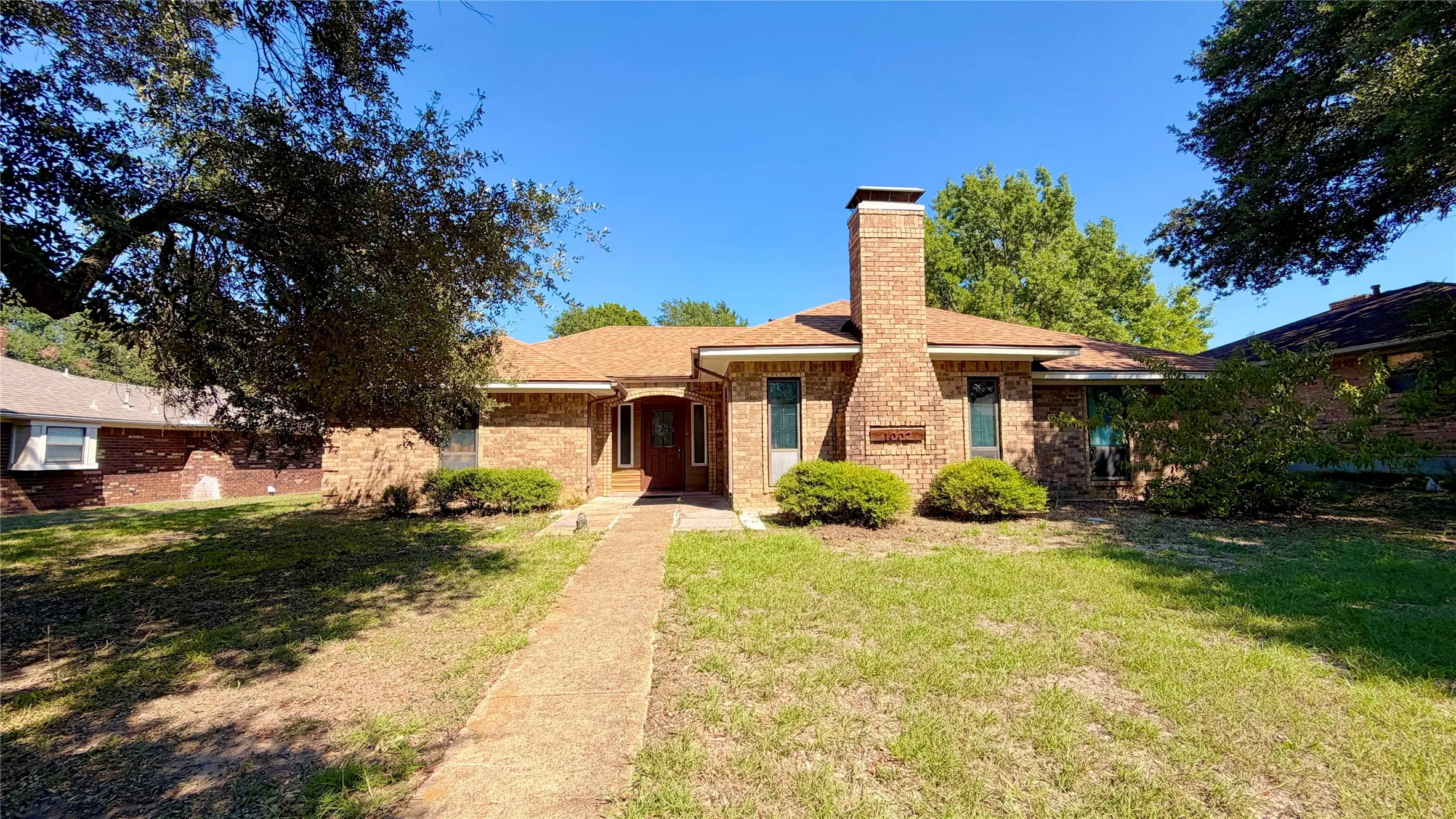 Single Family Residence For Sale in Kaufman County , 1002 Glenda Street, Terrell, Texas 75160, 3 Bedroom, 3 Bathroom, 2 Garage spaces, 2,343 Sqft, built in 1980, mls#21404283, Real Estate Agent in Terrell, Homes For Sale in Kaufman county, Homes For Sale in Terrell, Realtor in Terrell Texas, Real Estate Brokerage Independent Realty Texas, Luminita Cordes Realtor
