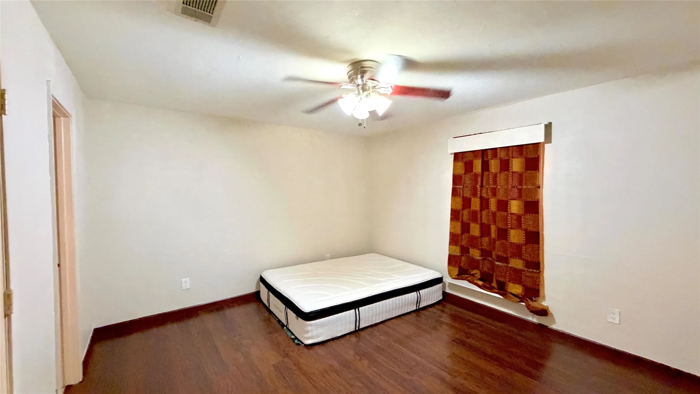Single Family Residence For Sale in Kaufman County , 1002 Glenda Street, Terrell, Texas 75160, 3 Bedroom, 3 Bathroom, 2 Garage spaces, 2,343 Sqft, built in 1980, mls#21404283, Real Estate Agent in Terrell, Homes For Sale in Kaufman county, Homes For Sale in Terrell, Realtor in Terrell Texas, Real Estate Brokerage Independent Realty Texas, Luminita Cordes Realtor