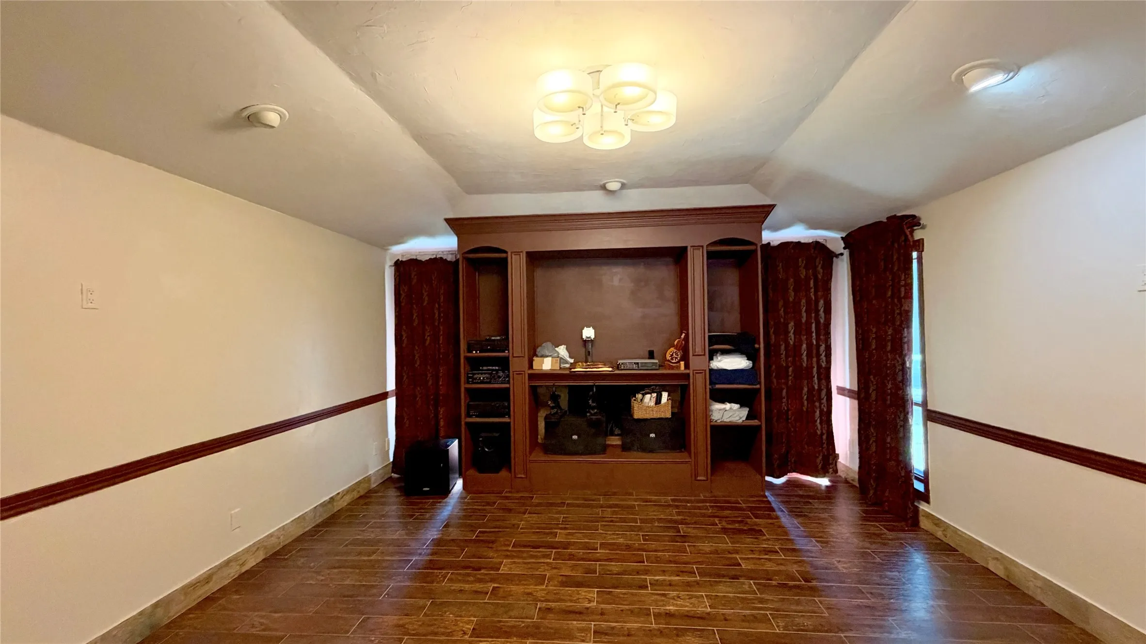 Single Family Residence For Sale in Kaufman County , 1002 Glenda Street, Terrell, Texas 75160, 3 Bedroom, 3 Bathroom, 2 Garage spaces, 2,343 Sqft, built in 1980, mls#21404283, Real Estate Agent in Terrell, Homes For Sale in Kaufman county, Homes For Sale in Terrell, Realtor in Terrell Texas, Real Estate Brokerage Independent Realty Texas, Luminita Cordes Realtor
