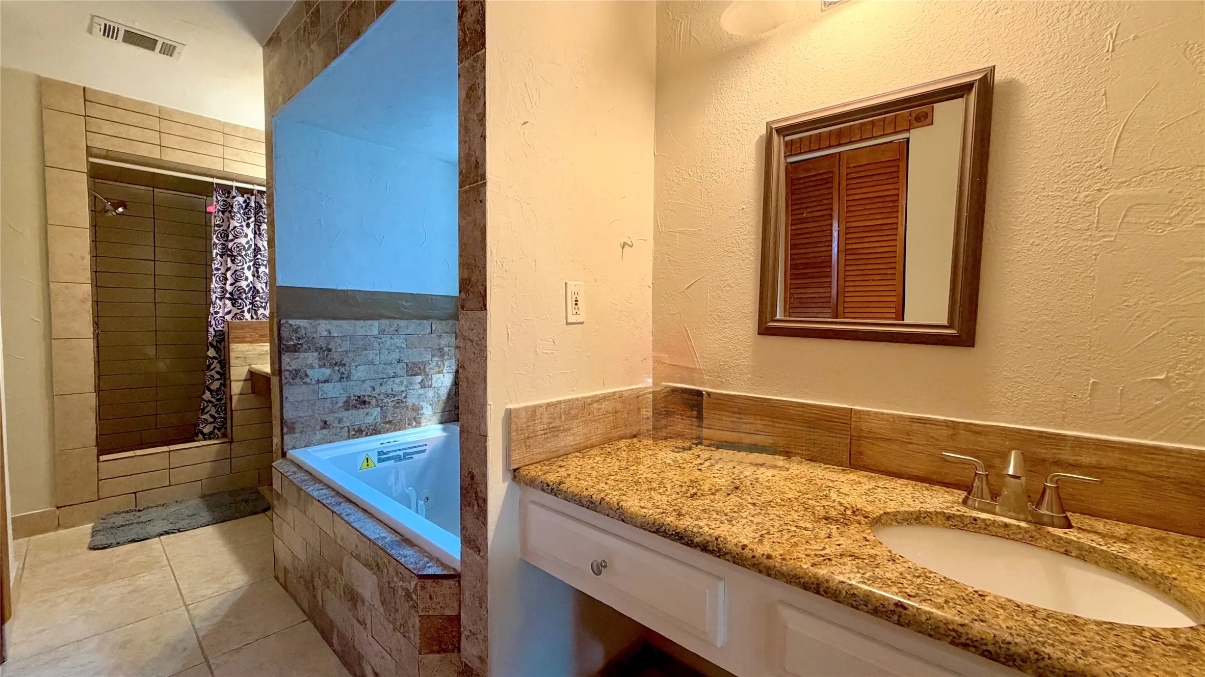 Single Family Residence For Sale in Kaufman County , 1002 Glenda Street, Terrell, Texas 75160, 3 Bedroom, 3 Bathroom, 2 Garage spaces, 2,343 Sqft, built in 1980, mls#21404283, Real Estate Agent in Terrell, Homes For Sale in Kaufman county, Homes For Sale in Terrell, Realtor in Terrell Texas, Real Estate Brokerage Independent Realty Texas, Luminita Cordes Realtor