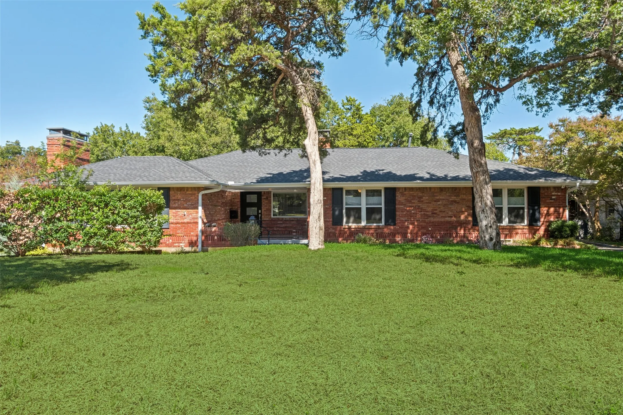 Single Family Residence For Sale in Dallas County , 447 W Colorado Boulevard, Dallas, Texas 75208, 3 Bedroom, 2 Bathroom, 2 Garage spaces, 2,301 Sqft, built in 1952, mls#21407580, Real Estate Agent in Dallas, Homes For Sale in Dallas county, Homes For Sale in Dallas, Realtor in Dallas Texas, Real Estate Brokerage Independent Realty Texas, Luminita Cordes Realtor