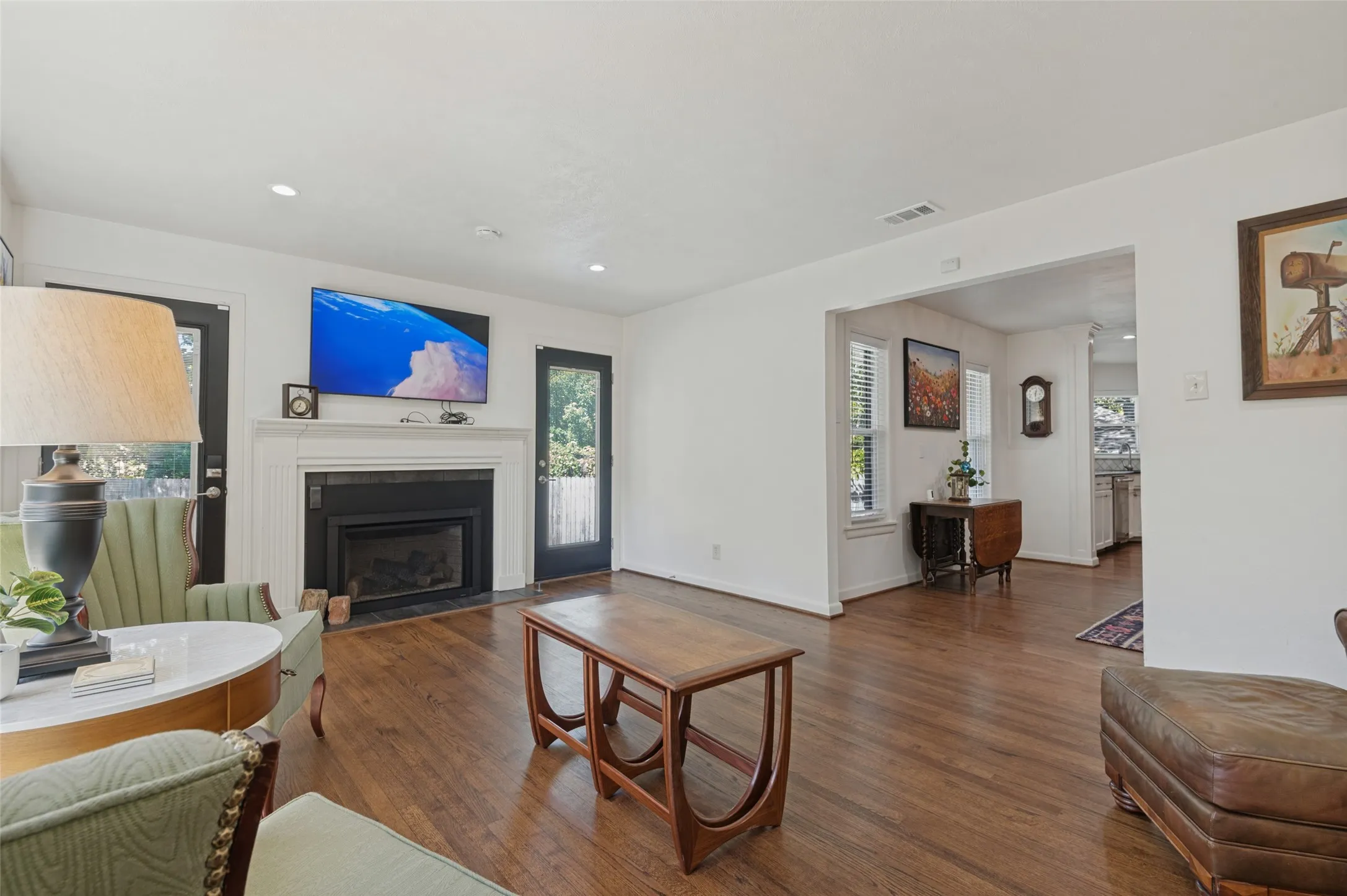 Single Family Residence For Sale in Dallas County , 447 W Colorado Boulevard, Dallas, Texas 75208, 3 Bedroom, 2 Bathroom, 2 Garage spaces, 2,301 Sqft, built in 1952, mls#21407580, Real Estate Agent in Dallas, Homes For Sale in Dallas county, Homes For Sale in Dallas, Realtor in Dallas Texas, Real Estate Brokerage Independent Realty Texas, Luminita Cordes Realtor
