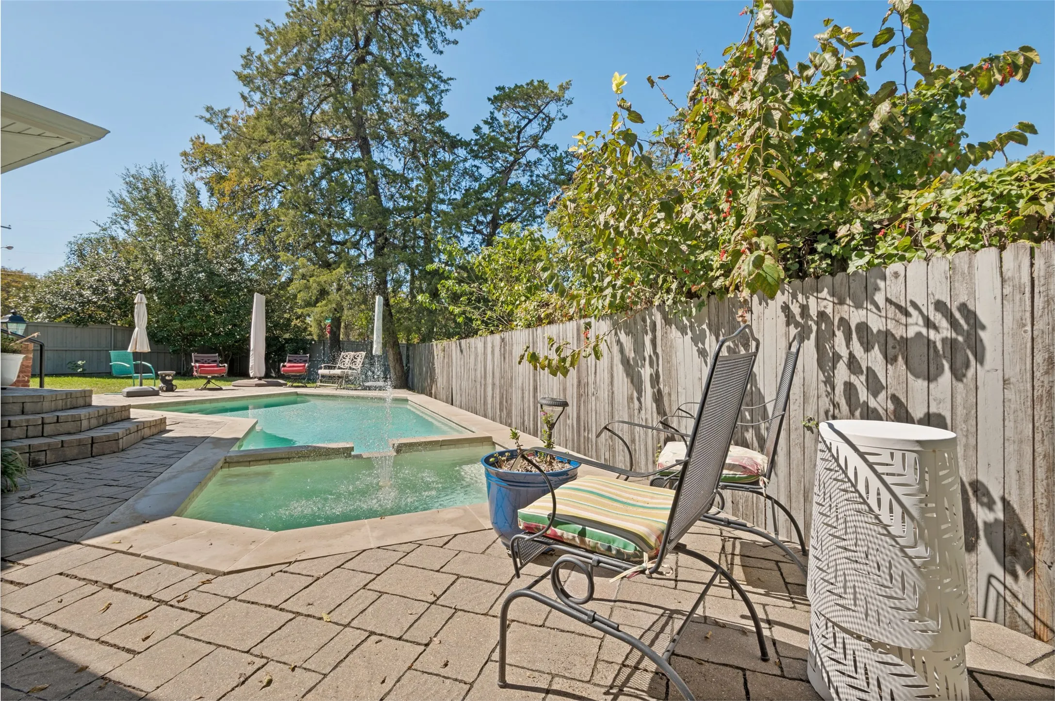 Single Family Residence For Sale in Dallas County , 447 W Colorado Boulevard, Dallas, Texas 75208, 3 Bedroom, 2 Bathroom, 2 Garage spaces, 2,301 Sqft, built in 1952, mls#21407580, Real Estate Agent in Dallas, Homes For Sale in Dallas county, Homes For Sale in Dallas, Realtor in Dallas Texas, Real Estate Brokerage Independent Realty Texas, Luminita Cordes Realtor